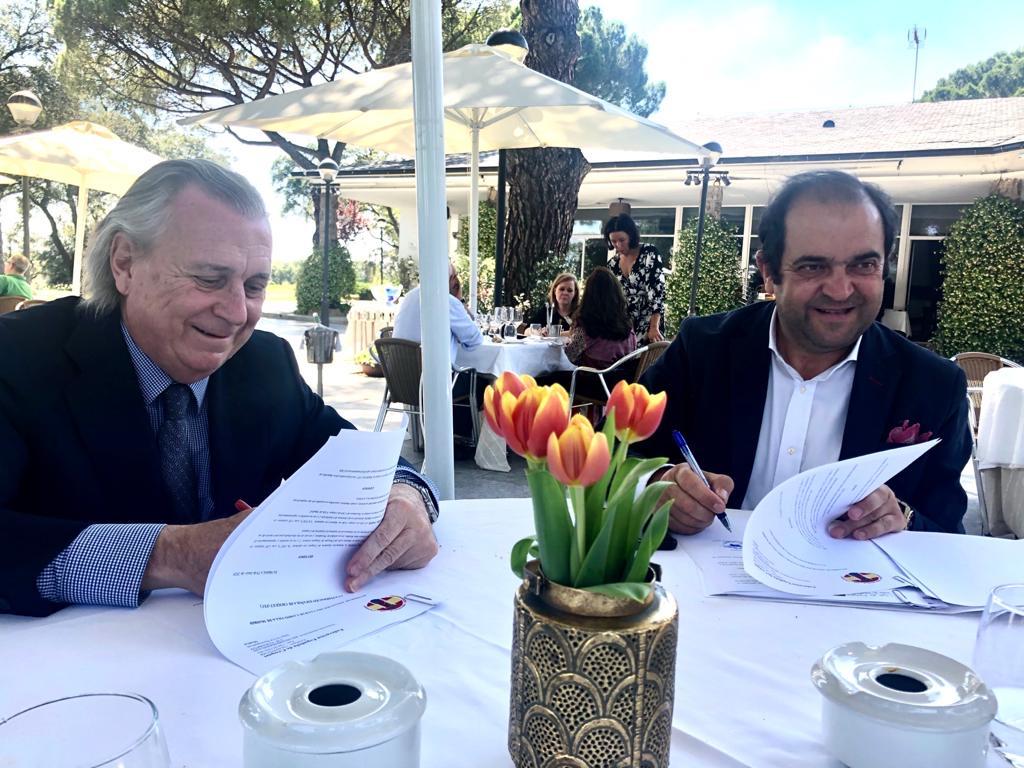 El presidente de la Federación Española de Croquet, José Luis Álvarez (izda.), y el Director de Deportes del Club, Jesús Barrera, firman la incorporación del Club a la Federación.