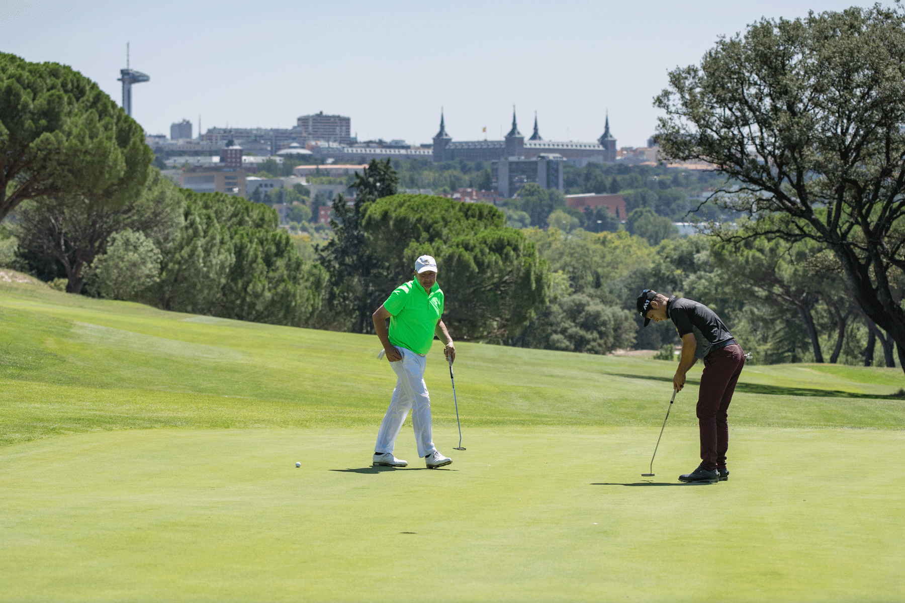 Jugadores de golf en el Club de Campo Villa de Madrid.