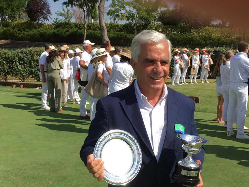 El Delegado de Croquet y también capitán del equipo, Guillermo Navarro, con los trofeos de campeones.