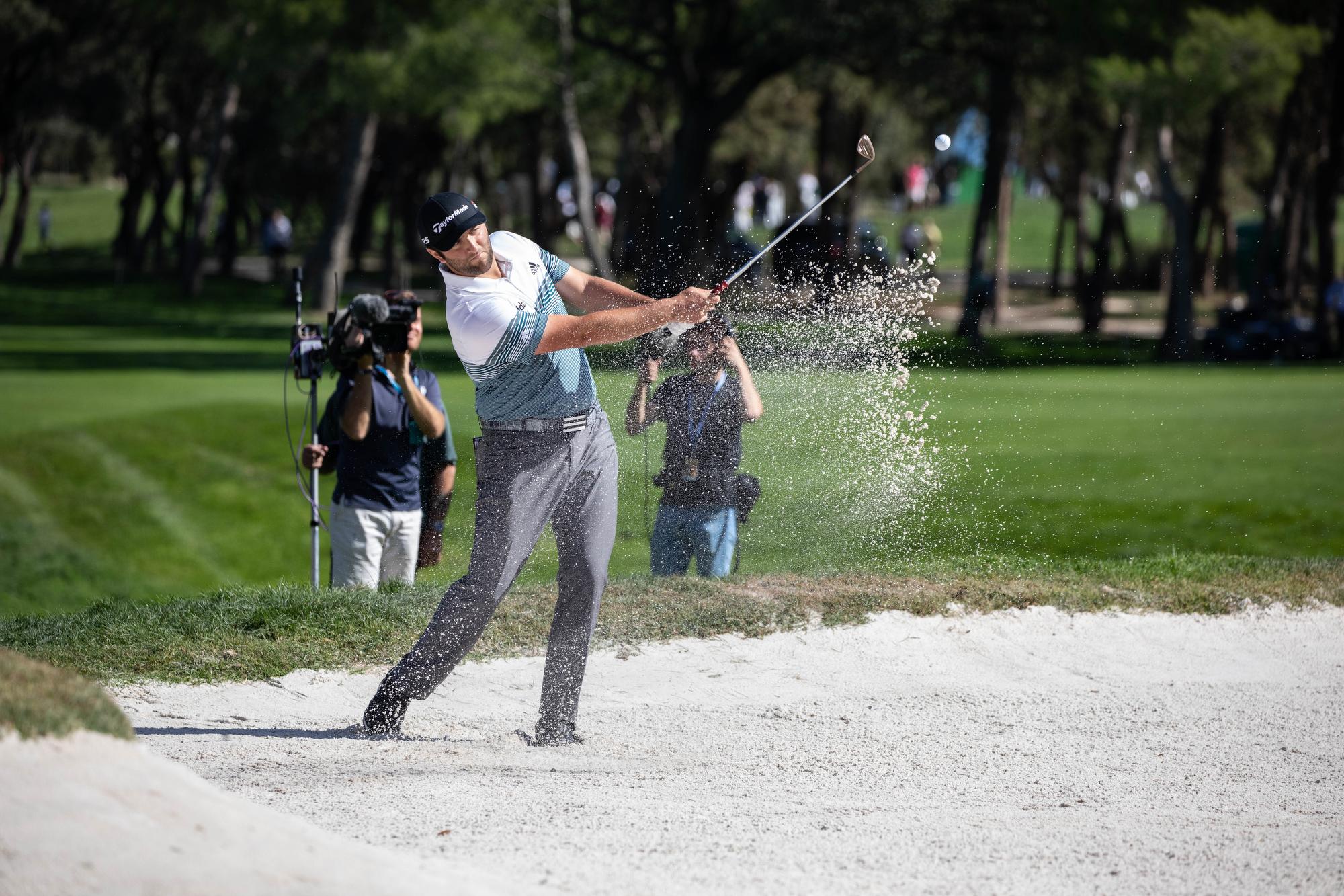 Jon Rahm saca una bola de un búnker. Foto: Miguel Ros