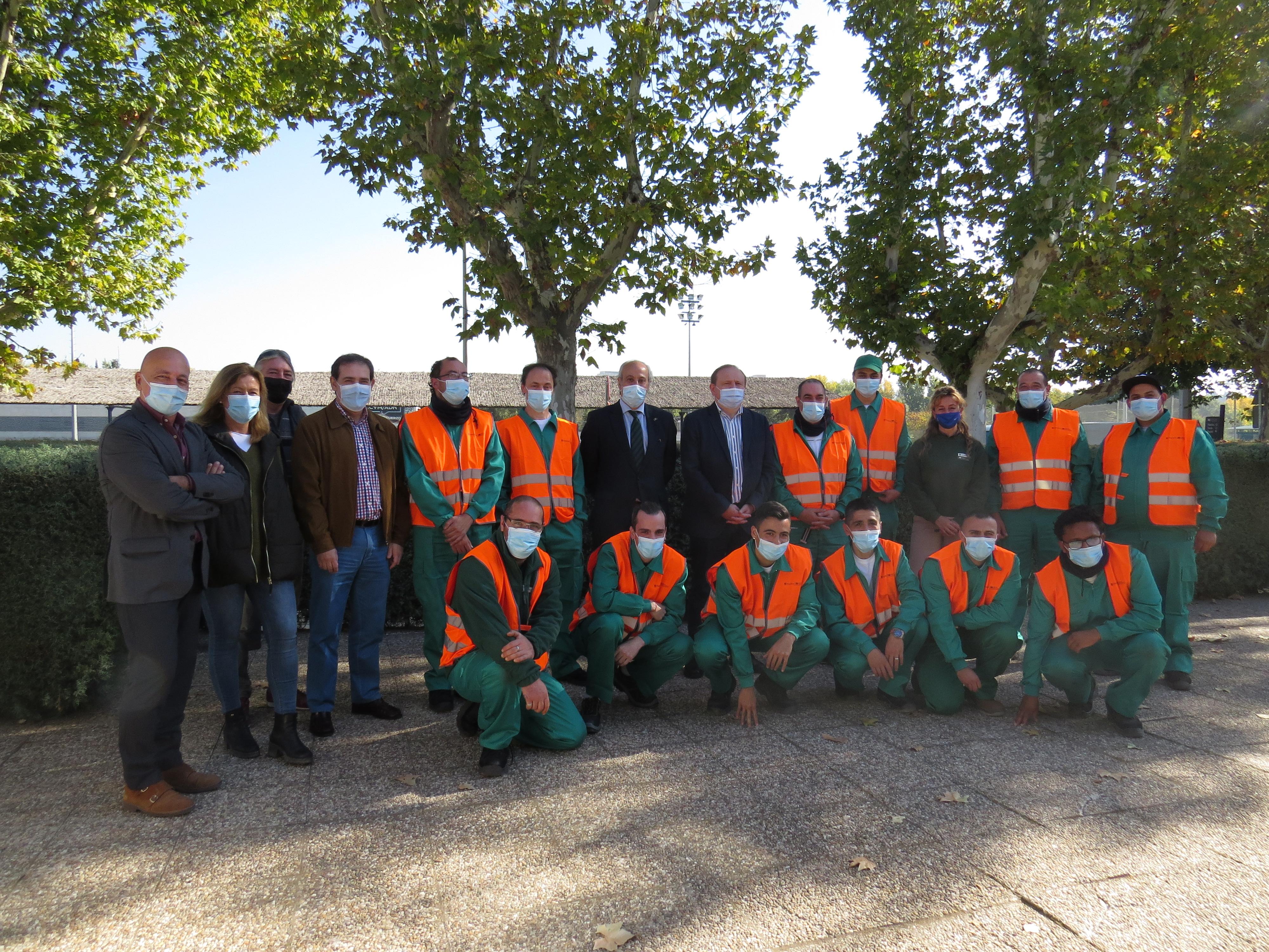 Los participantes del taller, junto a la visita institucional. Foto: EGD