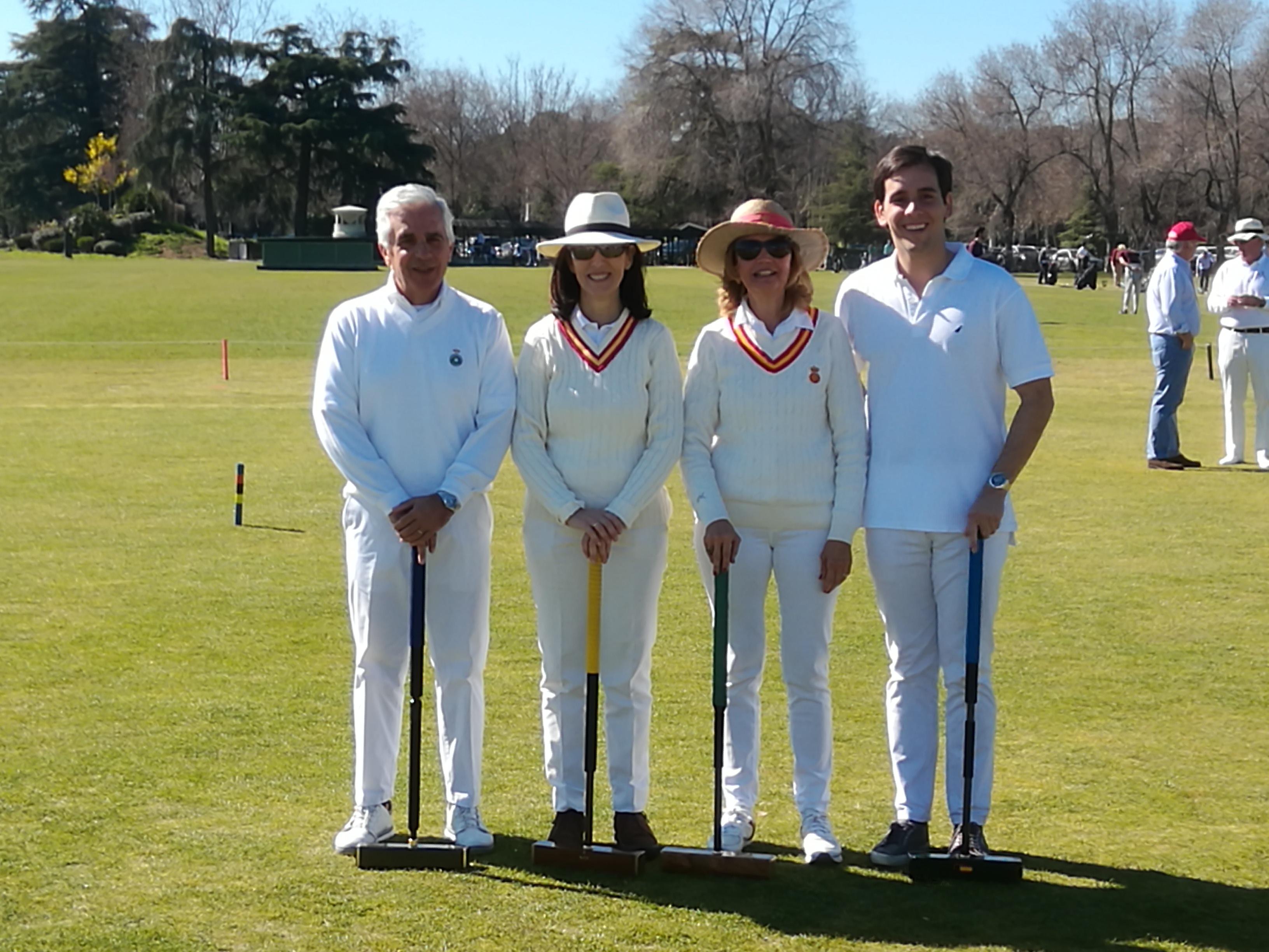 Las campeonas de la 1ª Pachanga de Cróquet CCVM, Leticia González de la Bastida y Paloma Casanova, junto a los finalistas, Guillermo Navarro y Patricio Garay. Foto: Tuna Baselga