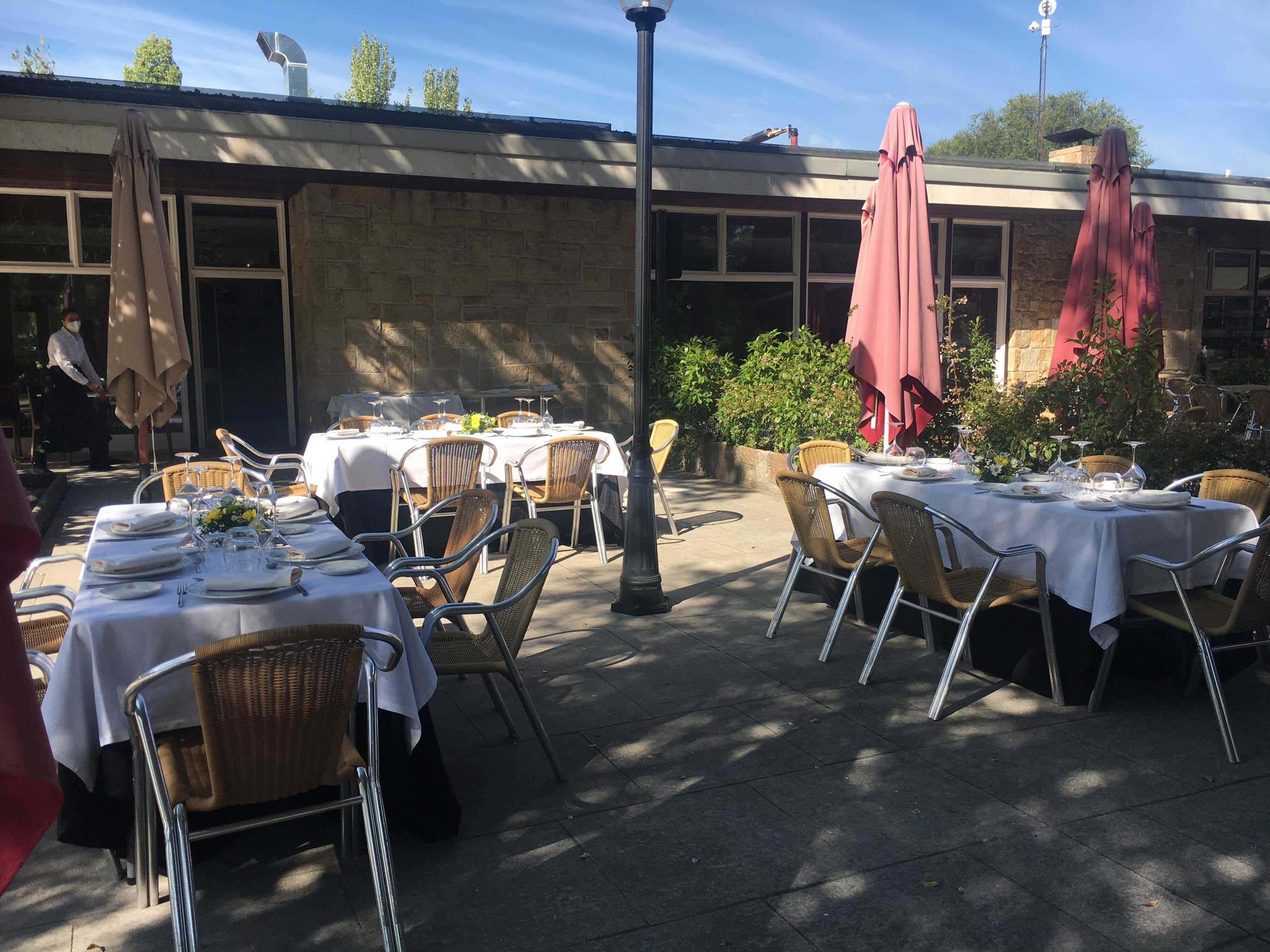 Terraza del restaurante La Raquette en el Chalet de Tenis.