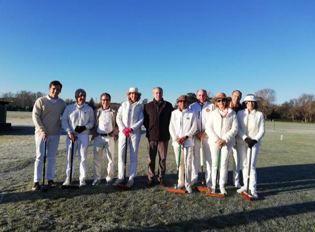 El gerente del Club, Juan Carlos Vera Pró (en el centro), con varios jugadores de cróquet. Foto: Tuna Baselga