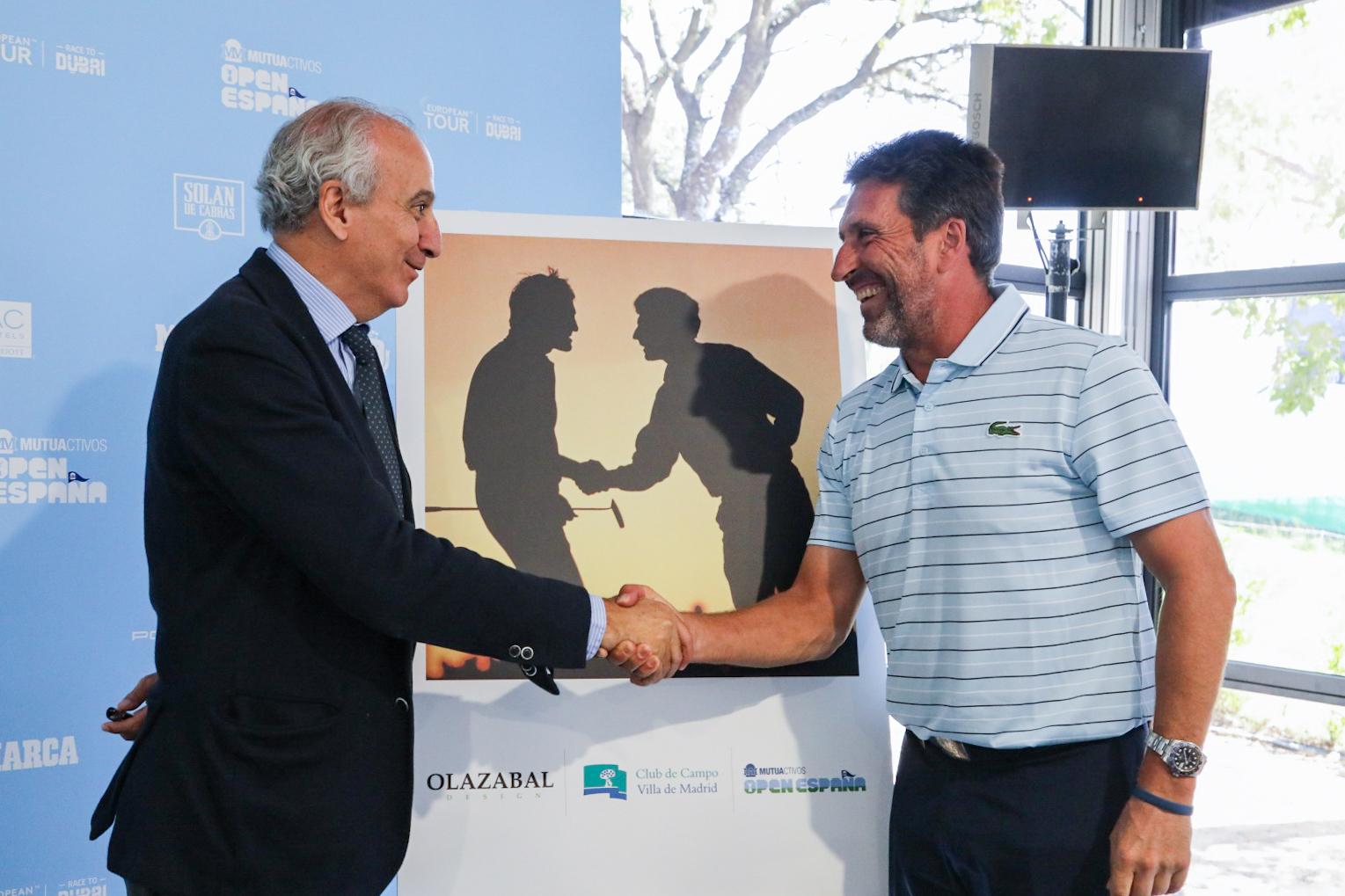 El gerente del Club, Juan Carlos Vera Pró, y José María Olazábal (dcha.) se estrechan la mano. Foto: Miguel Ros