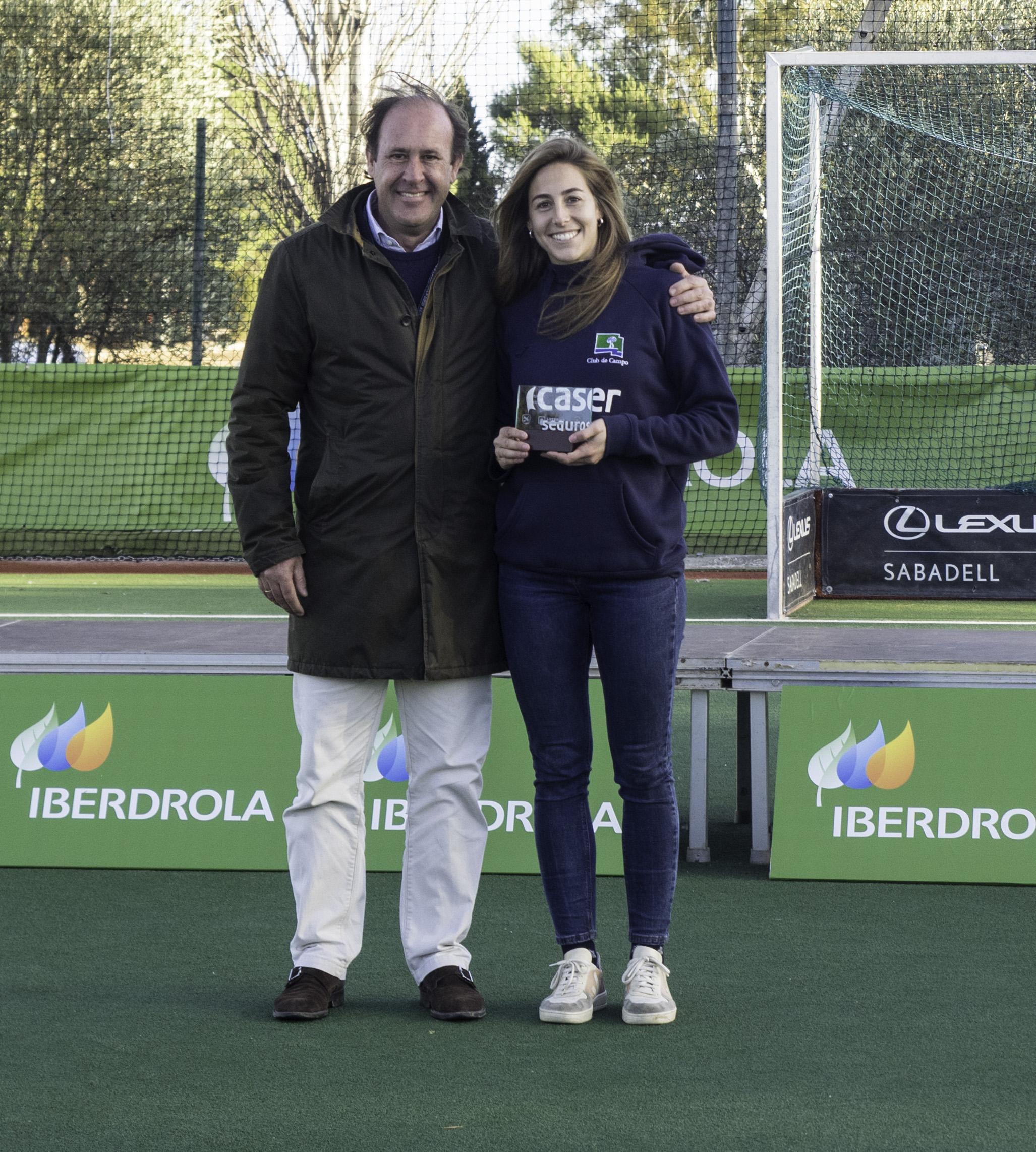 María López, maxíma goleadora del torneo, con el delegado de hockey del Club, Ignacio Monsalve.