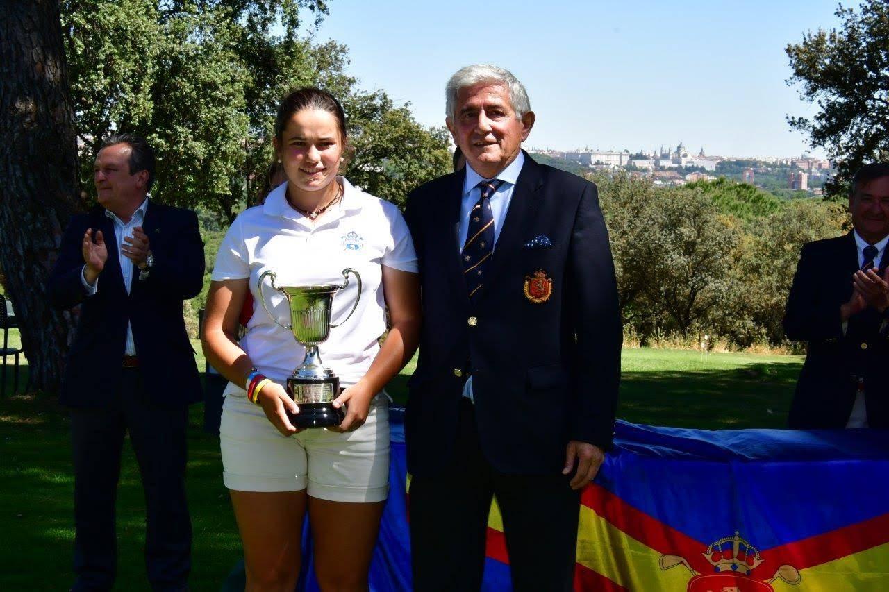 La ganadora, María Villanueva, con el presidente de la Federación Española de Golf, Gonzaga Escauriaza.