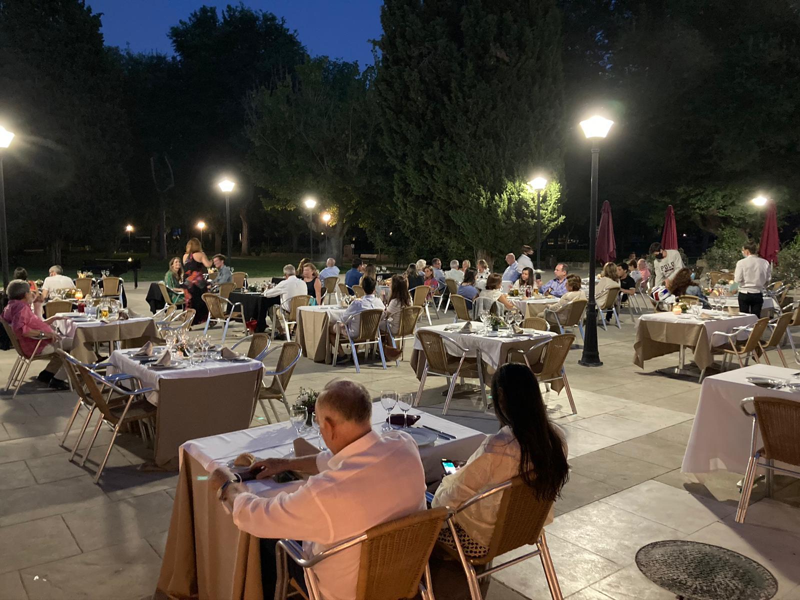 La terraza del restaurante La Raquette, situado en el Chalet de Tenis del Club.