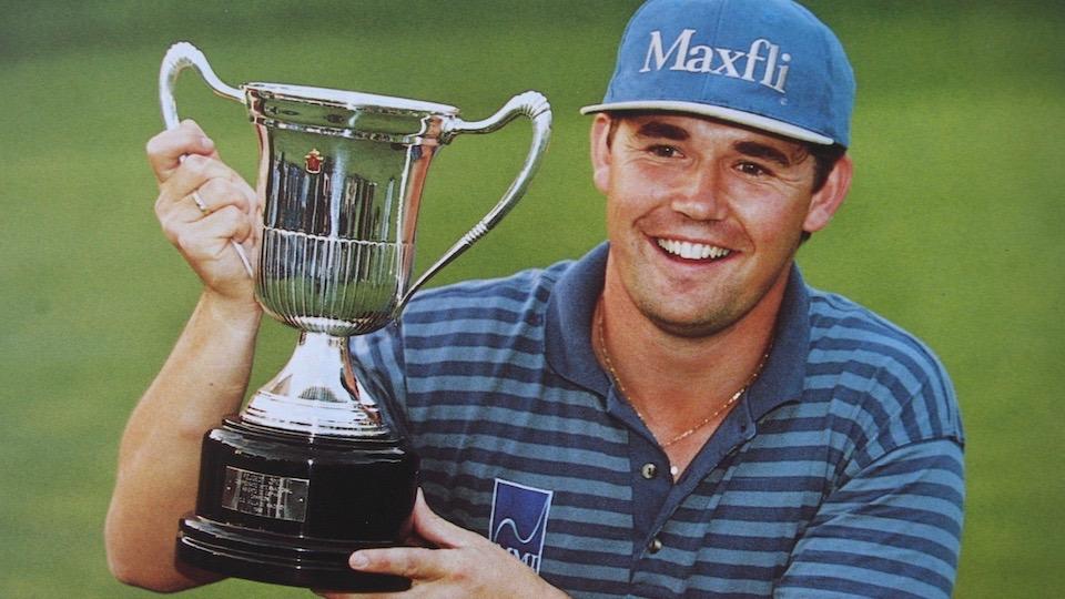 Padraig Harrington, con el la copa de campeón del Open de España de 1996.