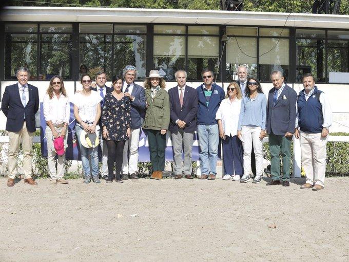 En la imagen, SAR la Infanta Doña Elena y Juan Carlos Vera Pró, gerente del Club, junto a Santiago Núñez (presidente de Ancades), Jaime Baselga García Escudero (delegado de hípica del Club) y los responsables del Jurado de Campo y del departamento técnico de estos Campeonatos. Foto: Ancades