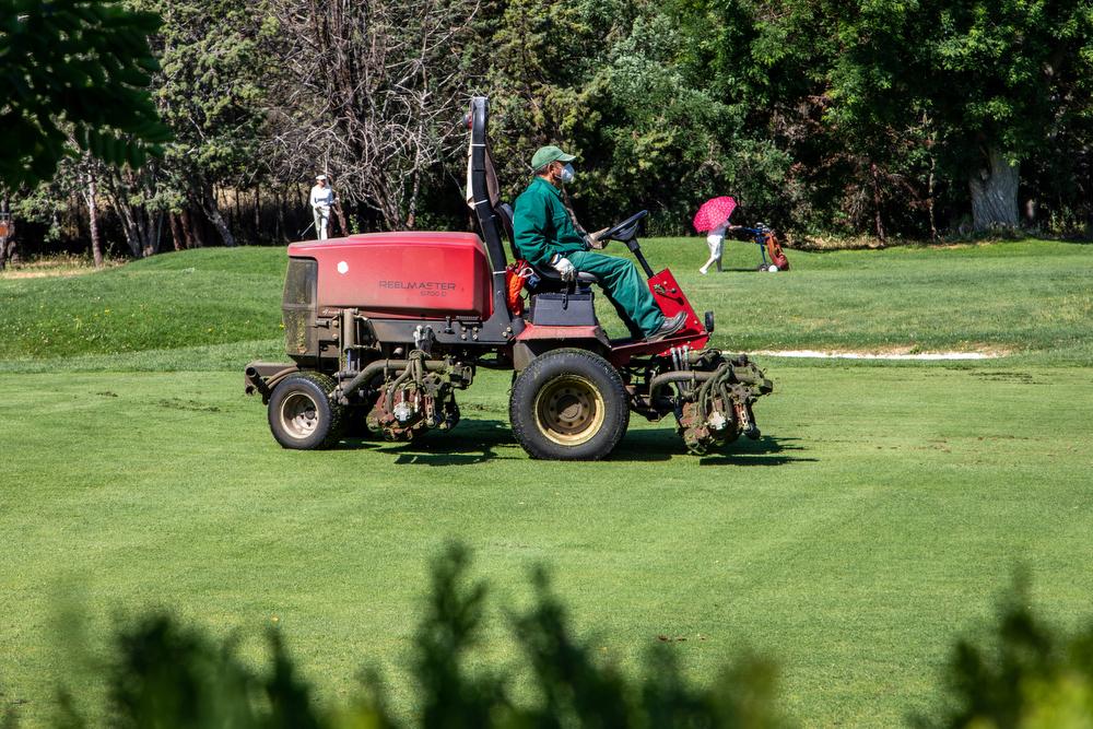 Matenimiento del campo de golf del Club. Foto: Miguel Ros