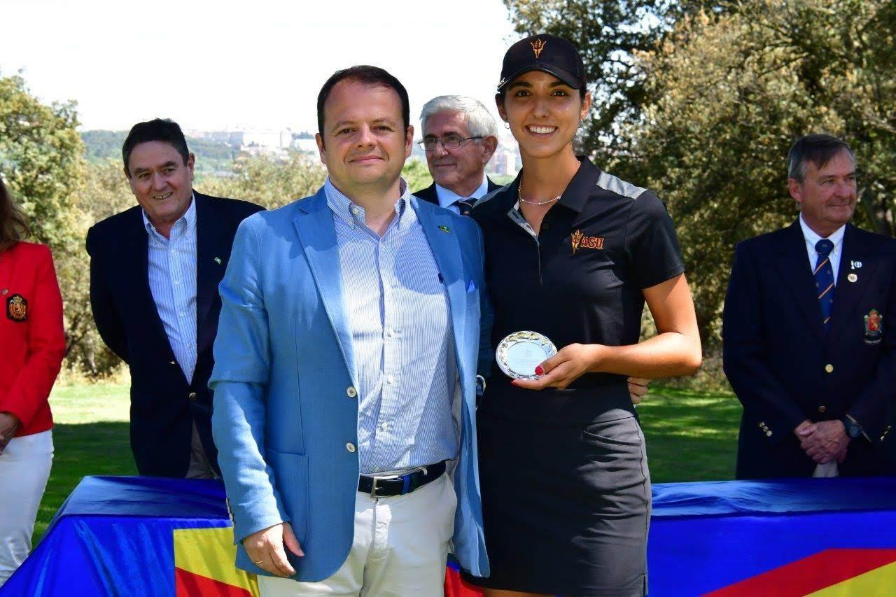 La cuarta clasificada, Raquel Olmos, junto al Director Financiero del Club de Campo, Antonio Vos.