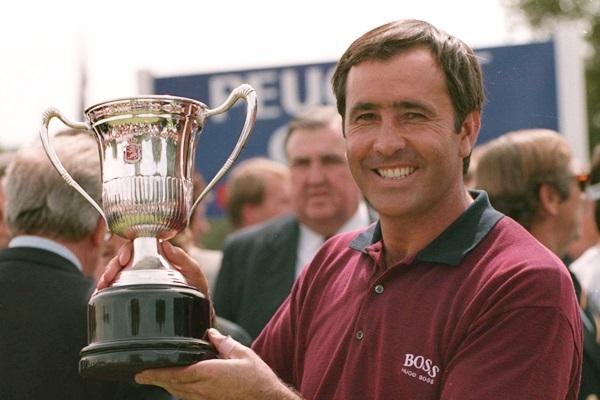 Seve Ballesteros muestra el trofeo de campeón del Open de España de 1995.