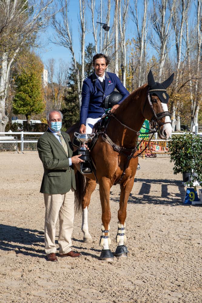 El gerente del Club, Juan Carlos Vera Pró, le entrega el trofeo de campeón a Eduardo Álvarez Aznar. Foto: Miguel Ros