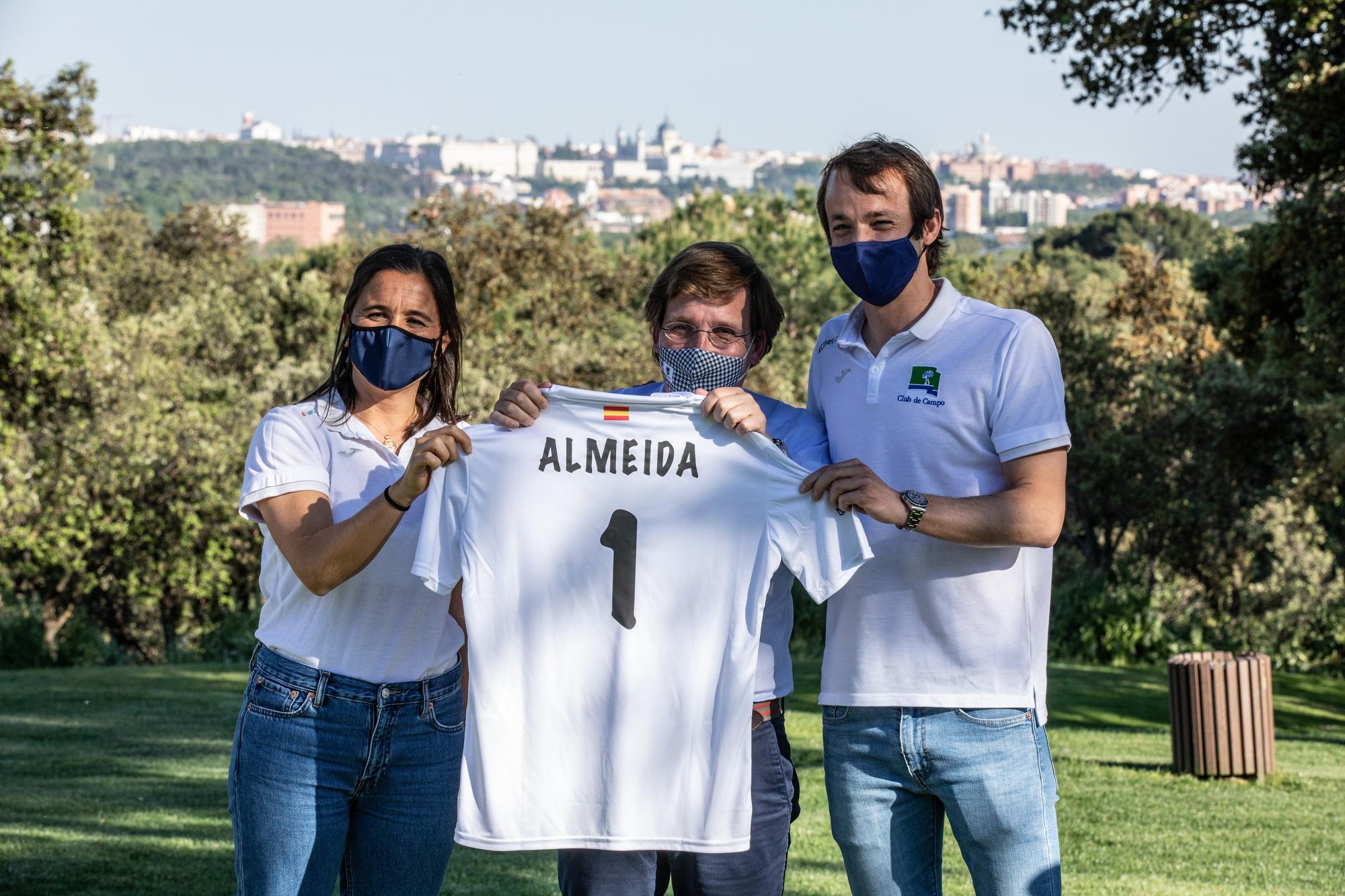 Camiseta de hockey del Club con el número 1 del alcalde Almeida. Foto: Miguel Ros / CCVM