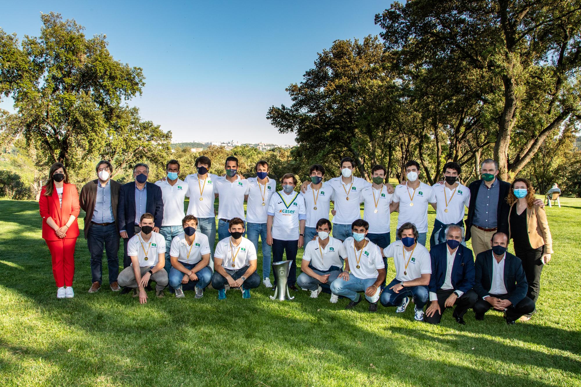 El alcalde Almeida, con el equipo masculino campeón de Liga. Foto: Miguel Ros / CCVM