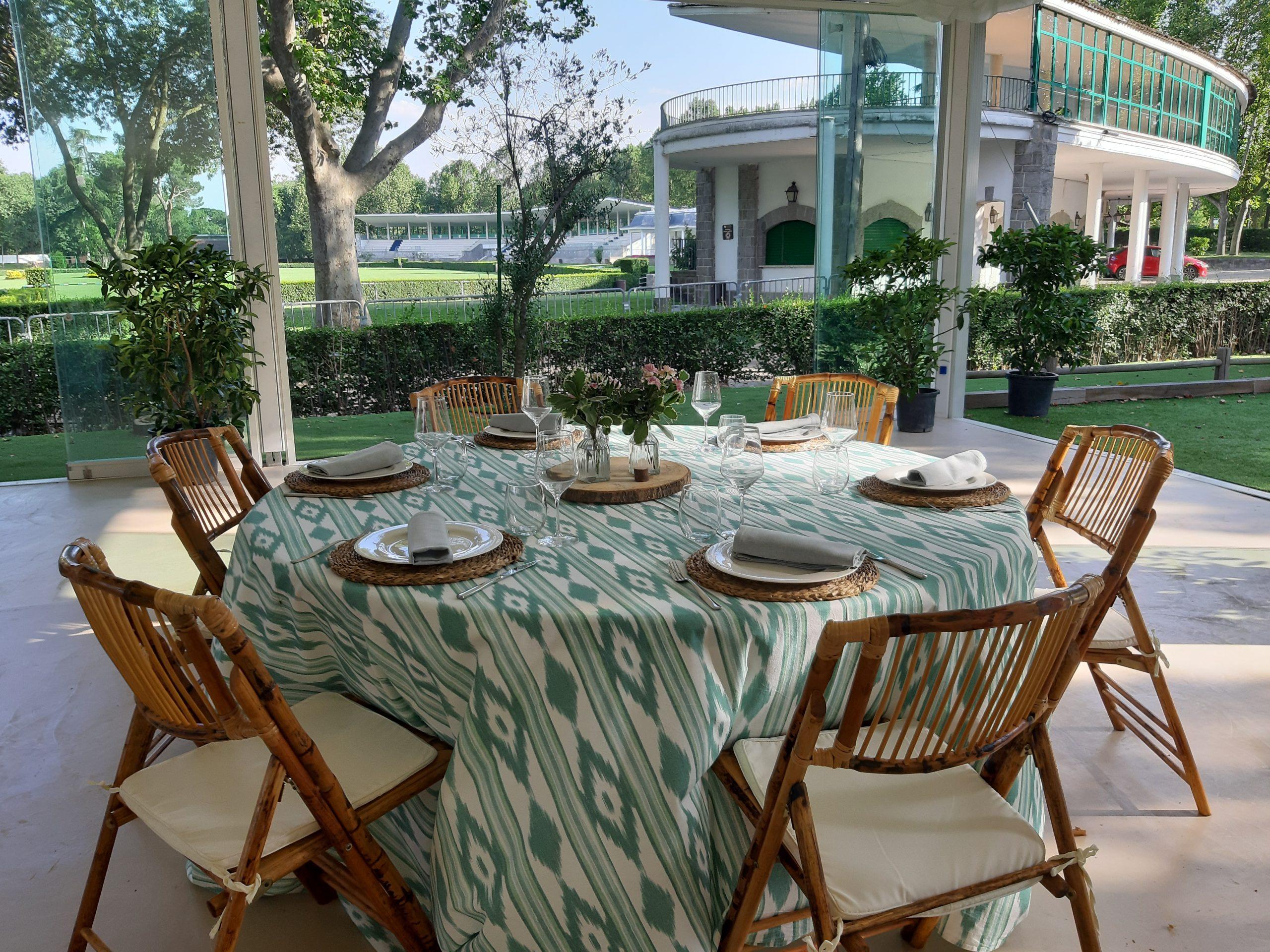 Mesa con vistas a la Pista Verde del Club en la Cristalera Hípica.