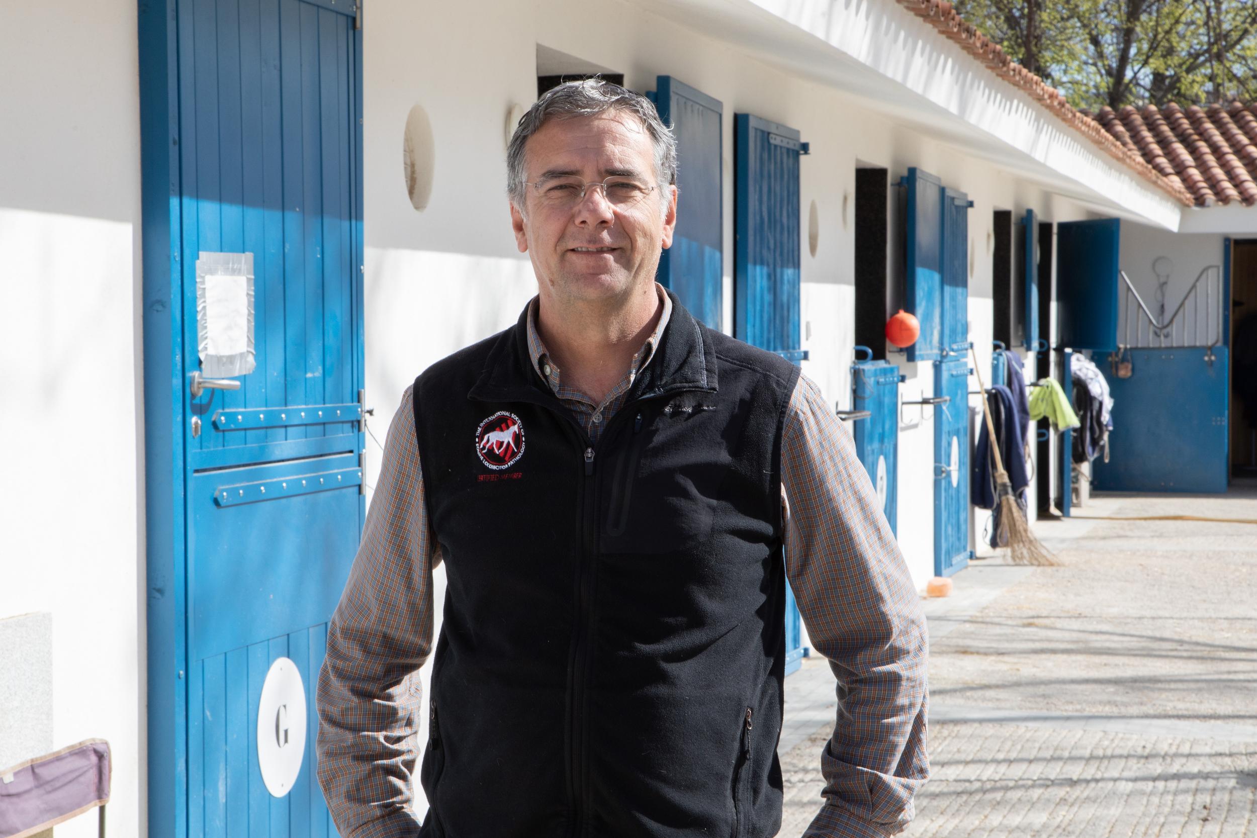 El veterinario José Manuel Romero, en las cuadras del Club. Foto: Miguel Ros / CCVM