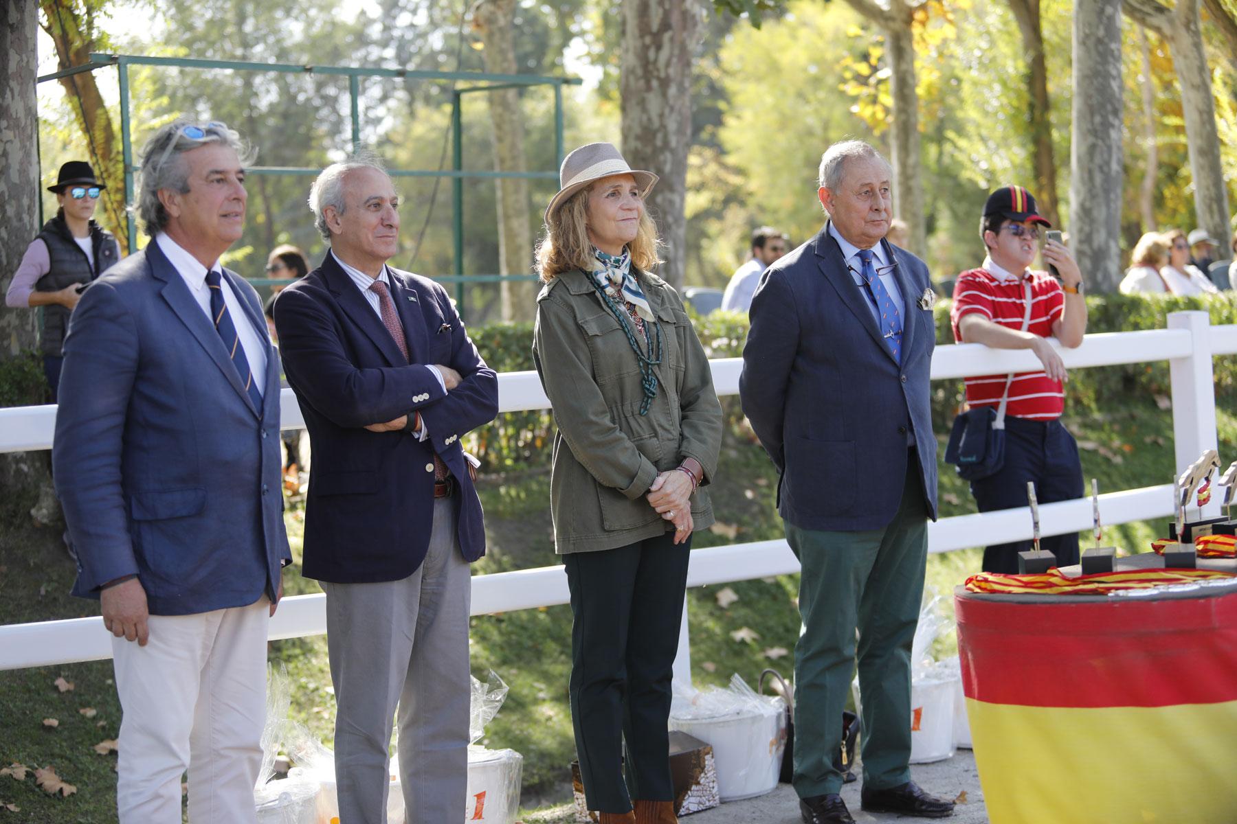 De izda. a dcha: Santiago Núñez (presidente de Ancades), Juan Carlos Vera Pró (gerente del Club), SAR la Infanta Doña Elena y Jaime Baselga García Escudero (delegado de hípica del Club). Foto: Ancades 