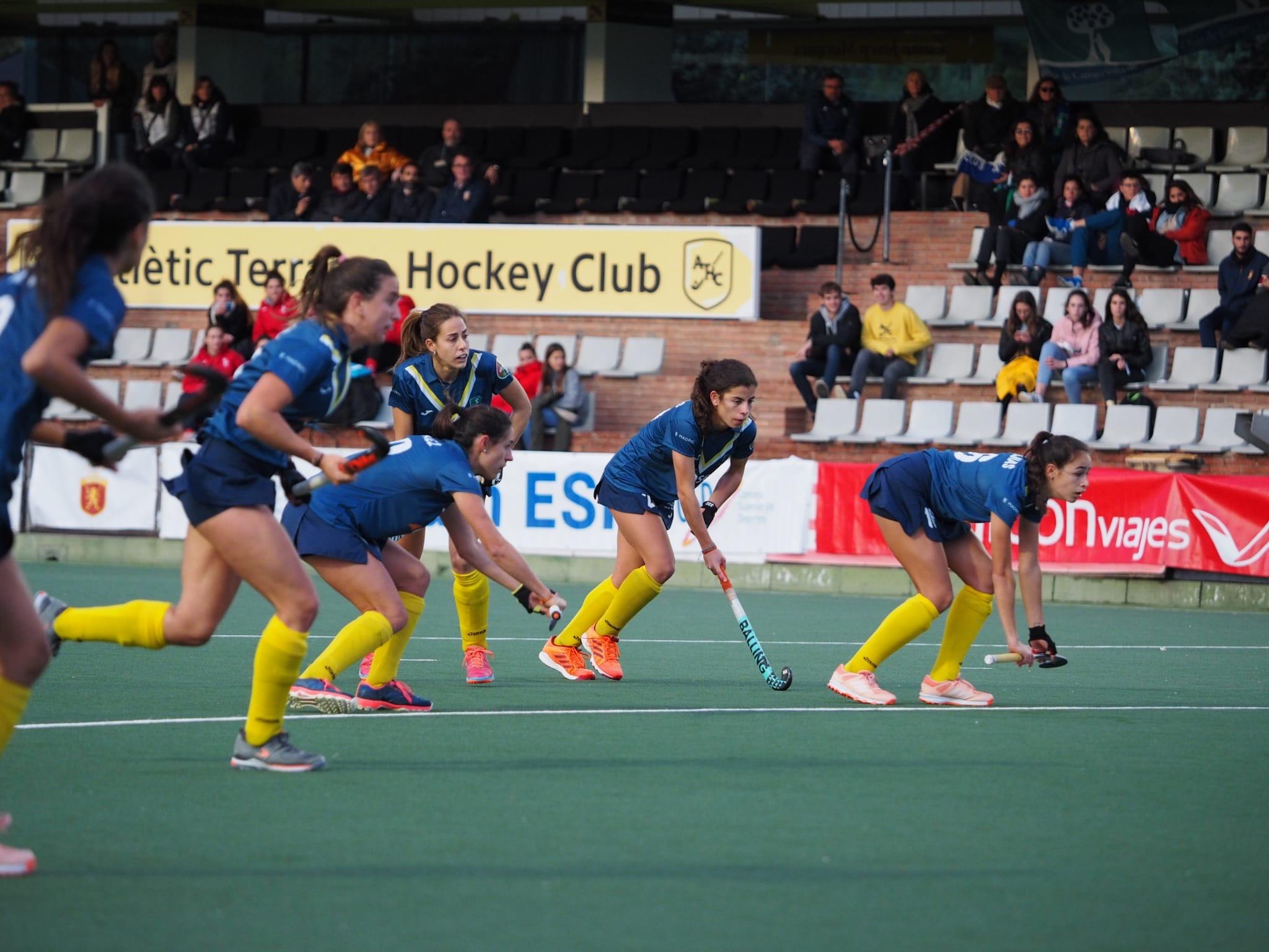 El equipo femenino, prepara una jugada ante el RC Polo. Foto: Ignacio Monsalve