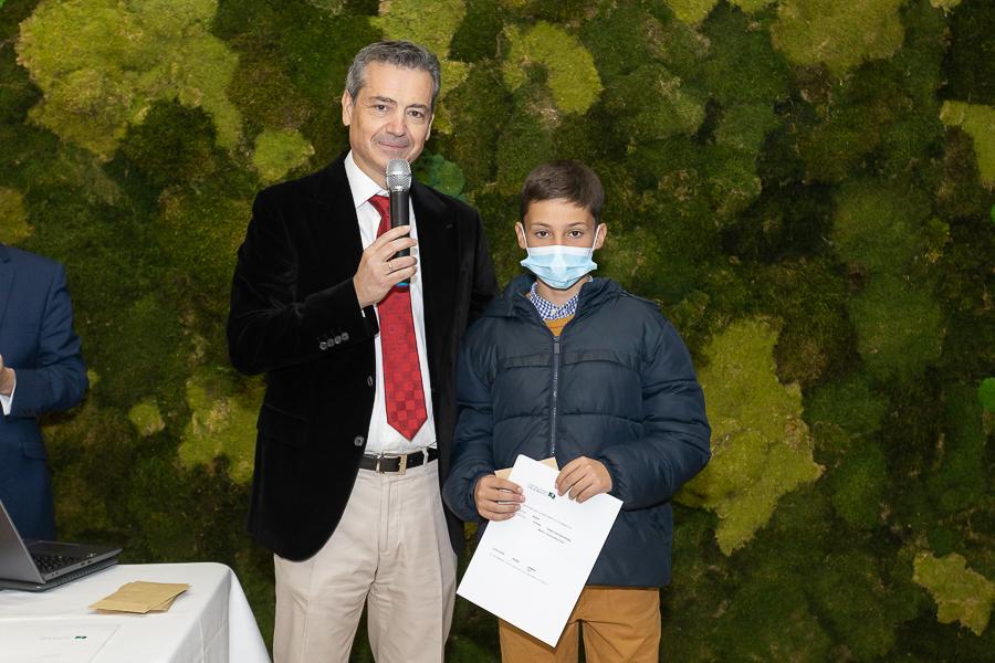 El Delegado de la Sección de Ajedrez, Pablo San Segundo, con el joven participante Carlos Melgosa Jr. Foto: Roberto Cuezva / CCVM