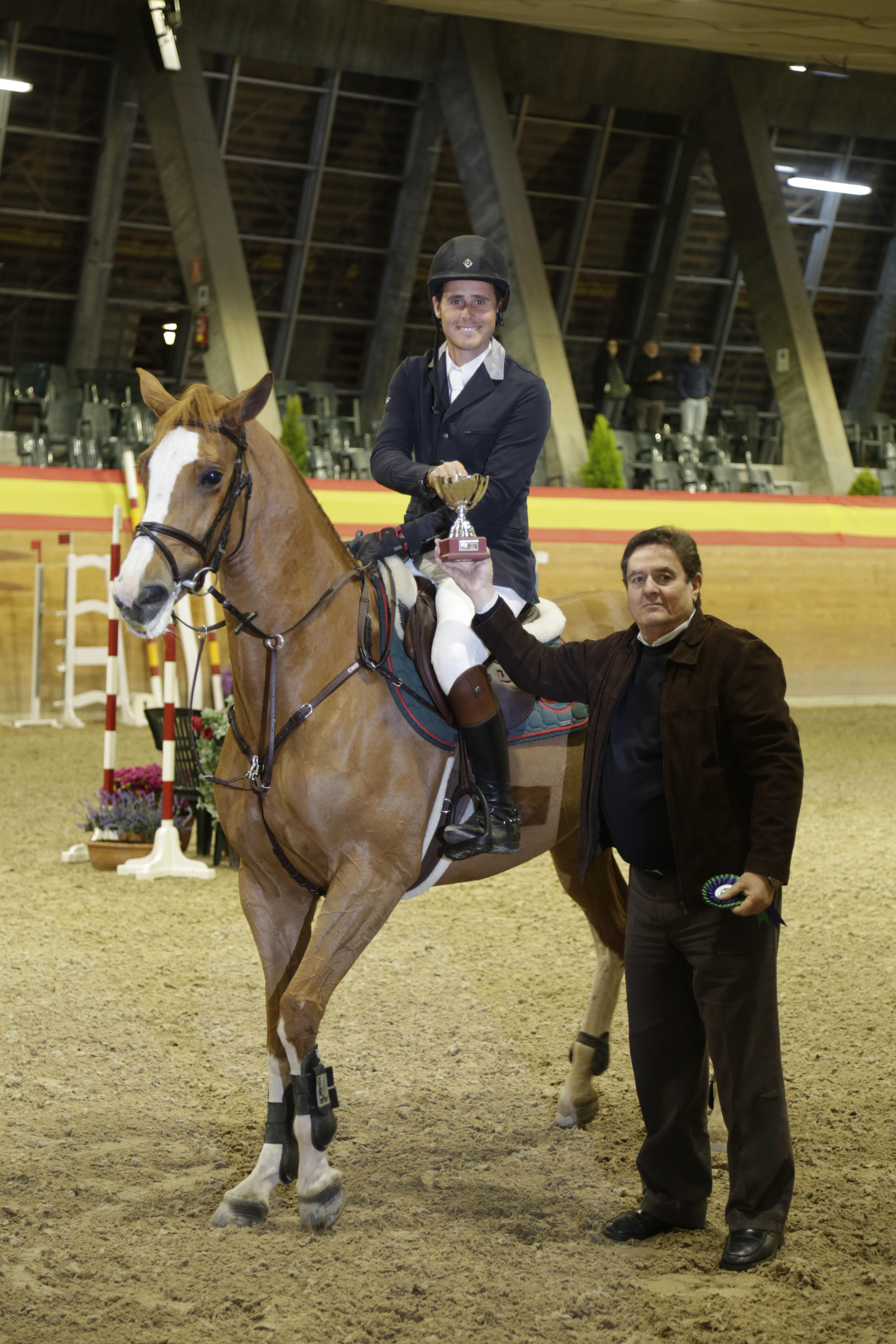 Antonio Montalvo entrega trofeo a Guillermo González. Foto: Ángel Yuste