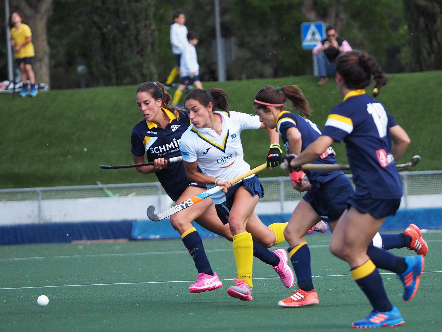 Bea Pérez se marcha de varias jugadoras del Jolaseta. Foto: Ignacio Monsalve