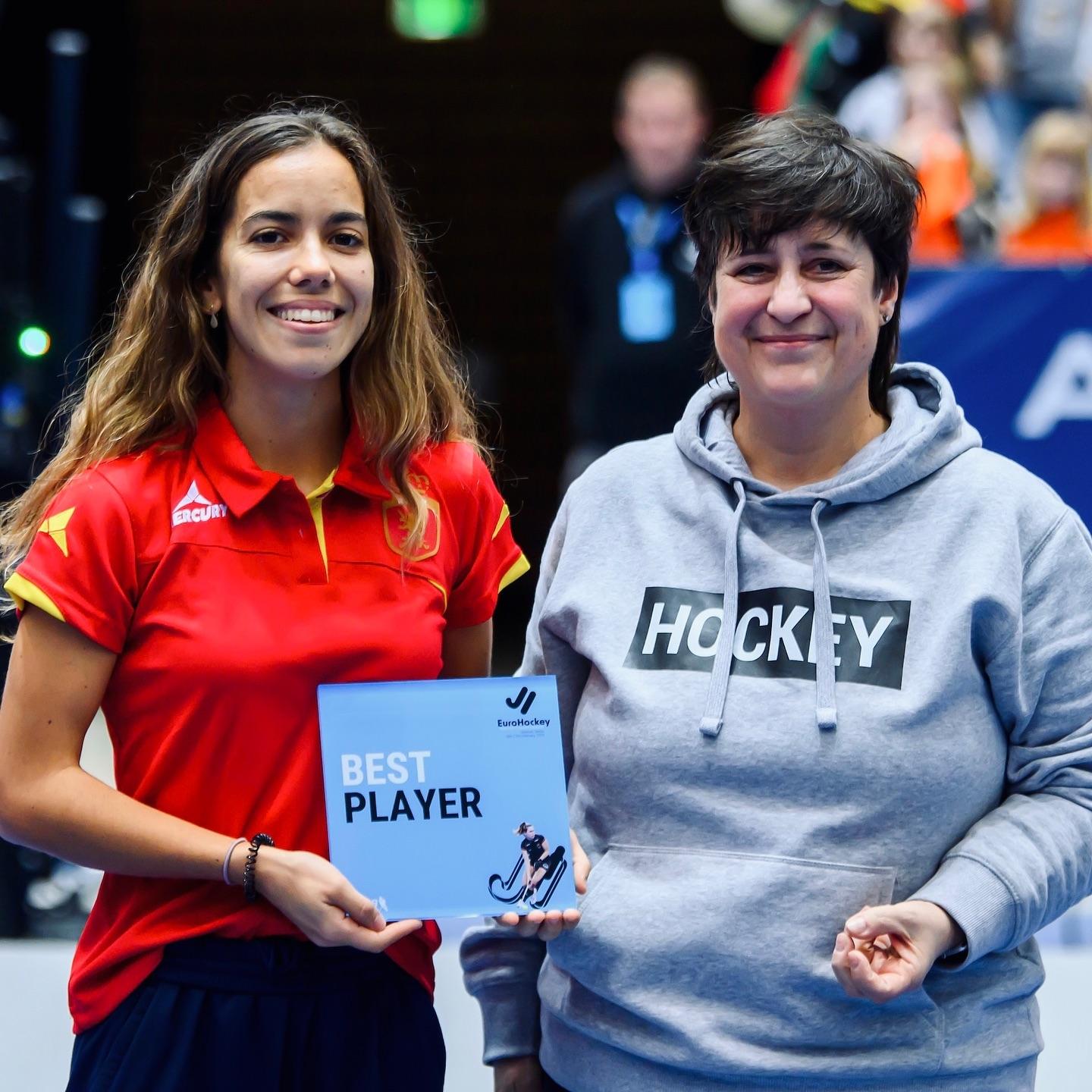 Berta Agulló recibe el galardón de mejor jugadora del Europeo de hockey sala.