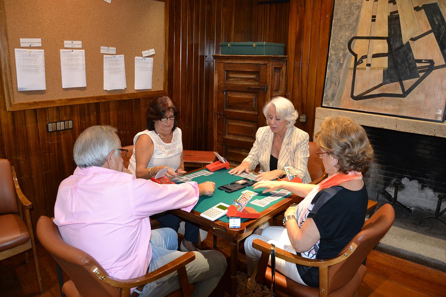 Cuatro jugadores en plena partida