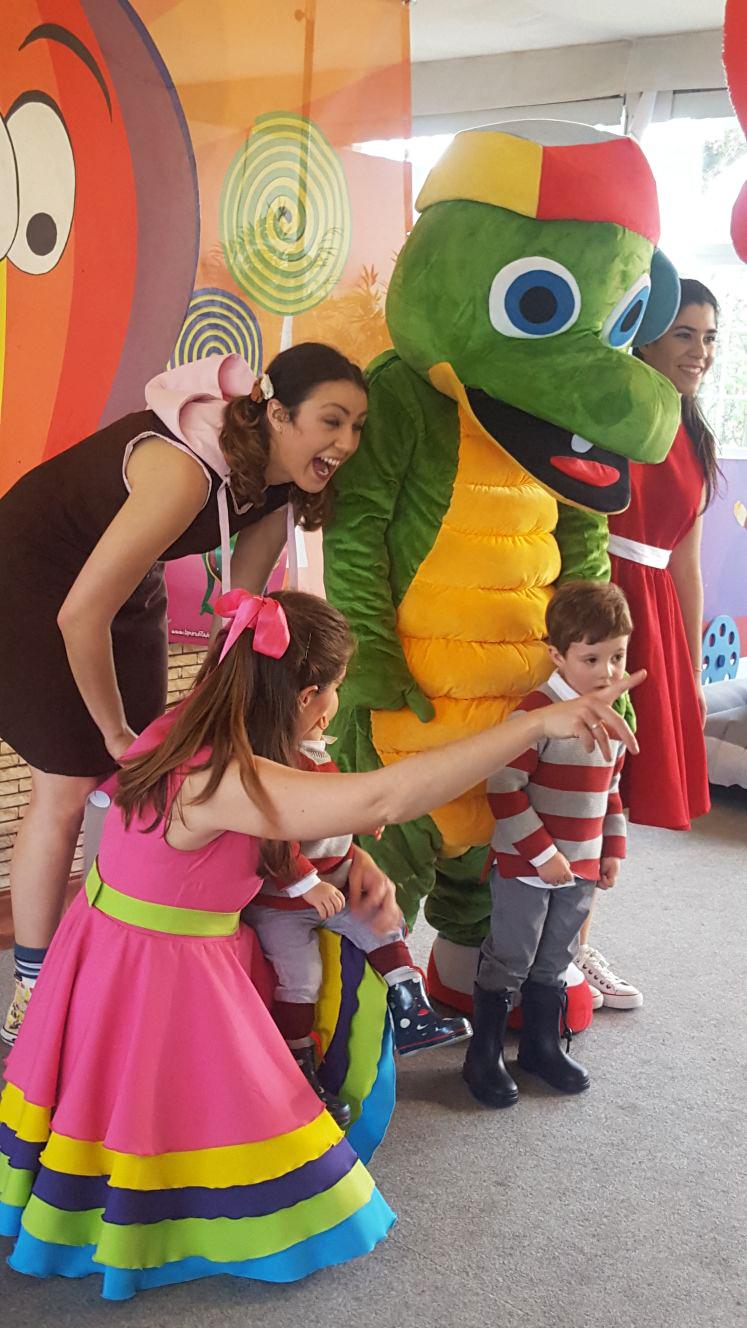 Drilo y sus amigas se hacen fotos con niños al final de la actuación