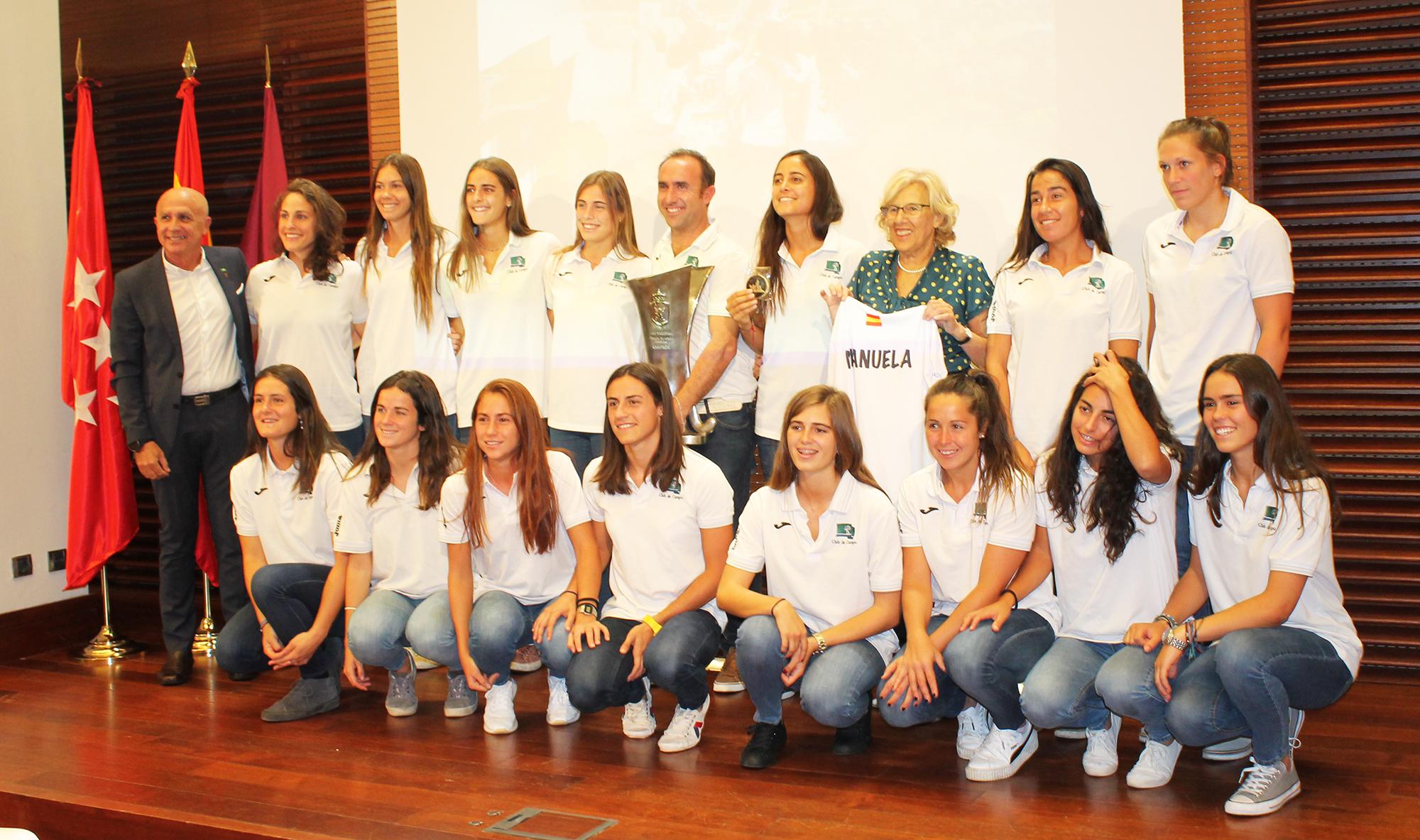 Foto de familia con las jugadoras del Club de Campo, Edu Aguilar, Joaquín Ballesteros y Manuela Carmena