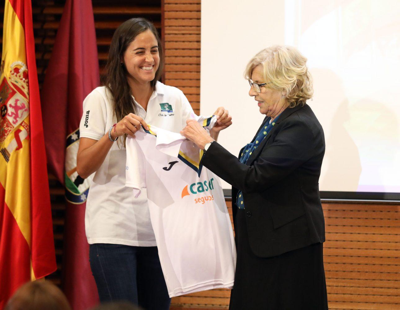 Amparo Gil entrega camiseta personalizada a Manuela Carmena