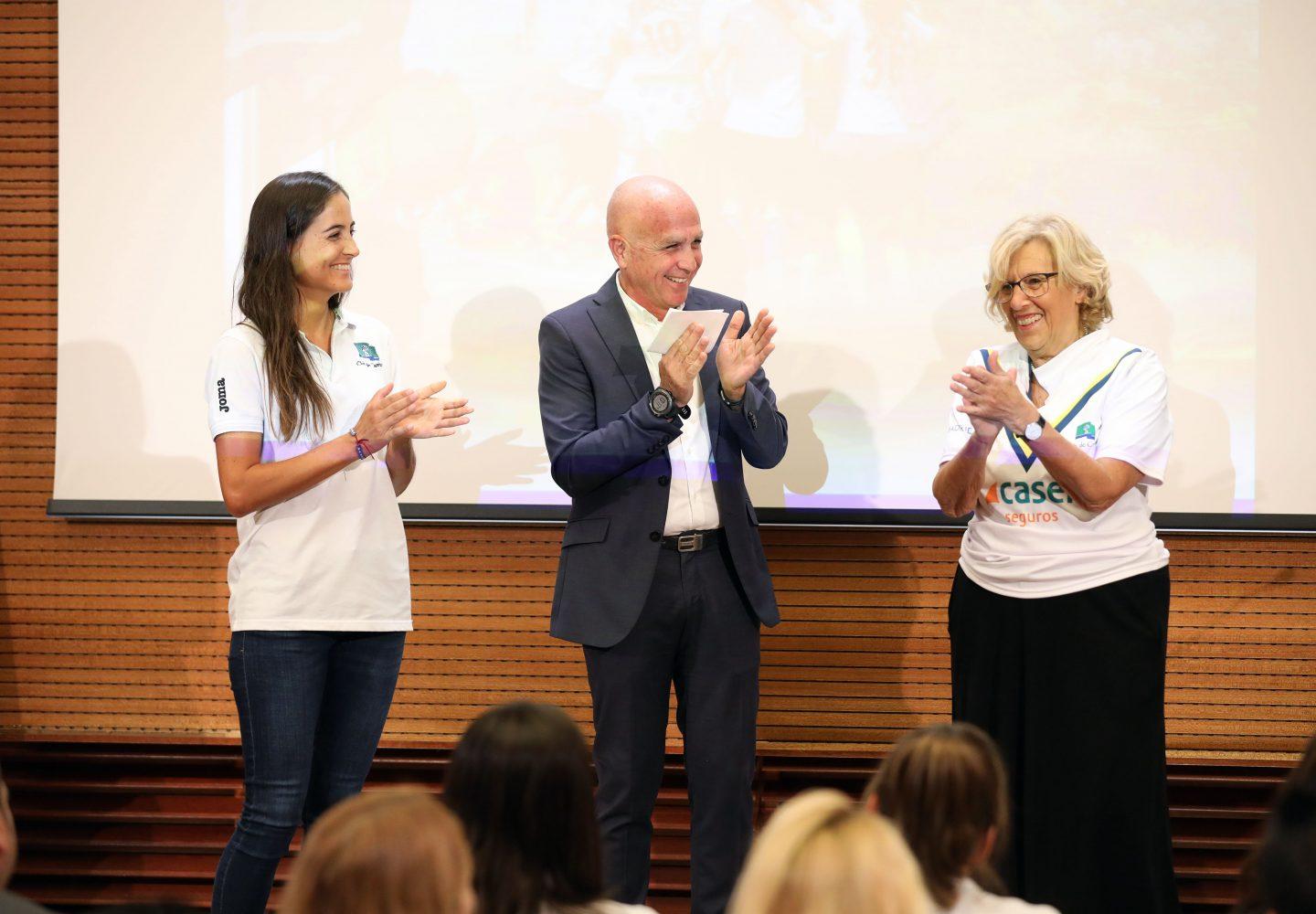 Manuela Carmena con la camiseta del Club de Campo