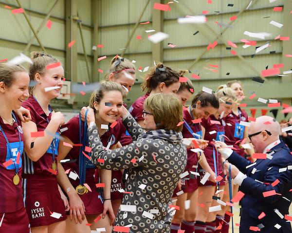 Las jugadoras del Hamburgo reciben la medalla de oro con Belén Iglesias al fondo. Foto: Federación Europea de Hockey