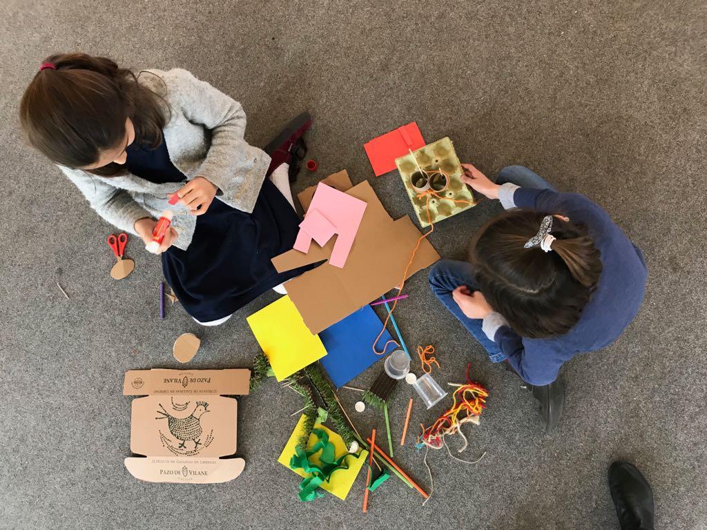 Dos niñas en el Taller Refugios