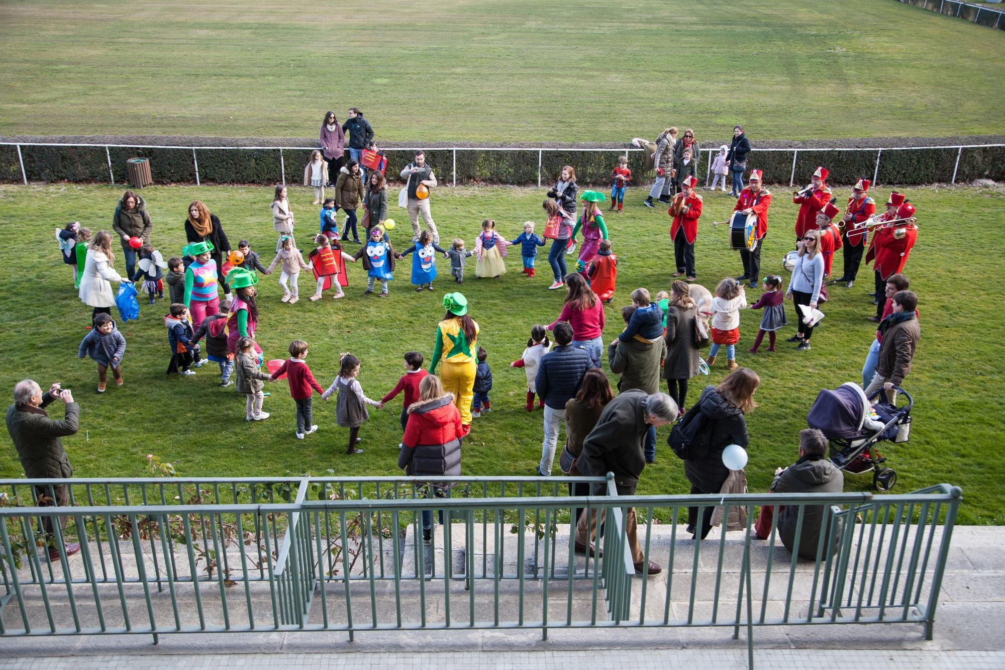 Corro de niños y monitores en la Pista Verde. Foto: Miguel Ros