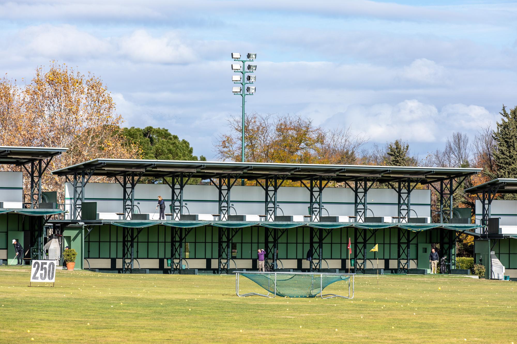 Instalación de los paneles traseros del campo de prácticas de golf. Foto: Miguel Ros / CCVM