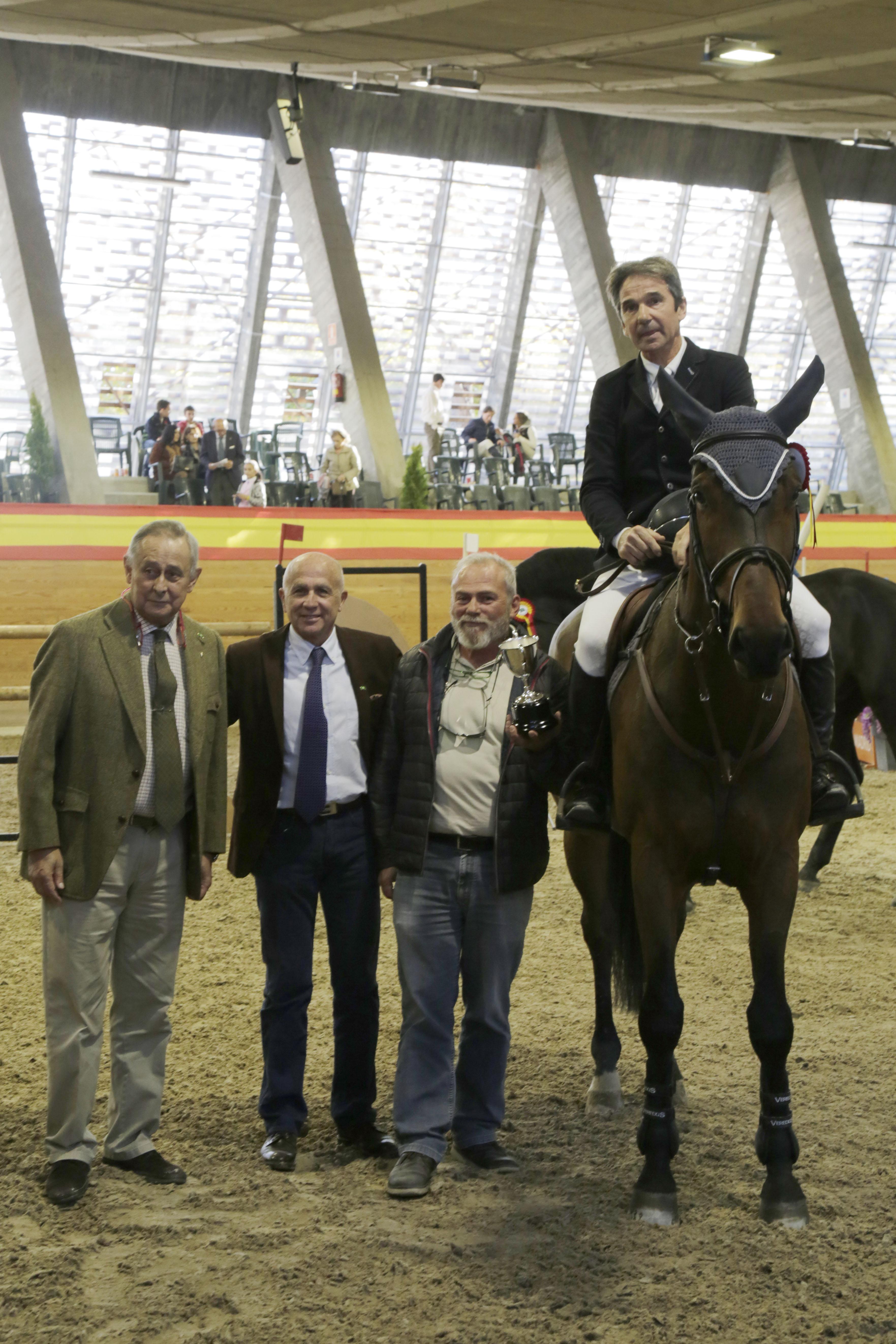 Jaime Baselga, Joaquín Ballesteros y Enrique Celorio (propietario de Clarín de Llamosas) entregan el trofeo a Jesús Garmendia. Foto: Ángel Yuste