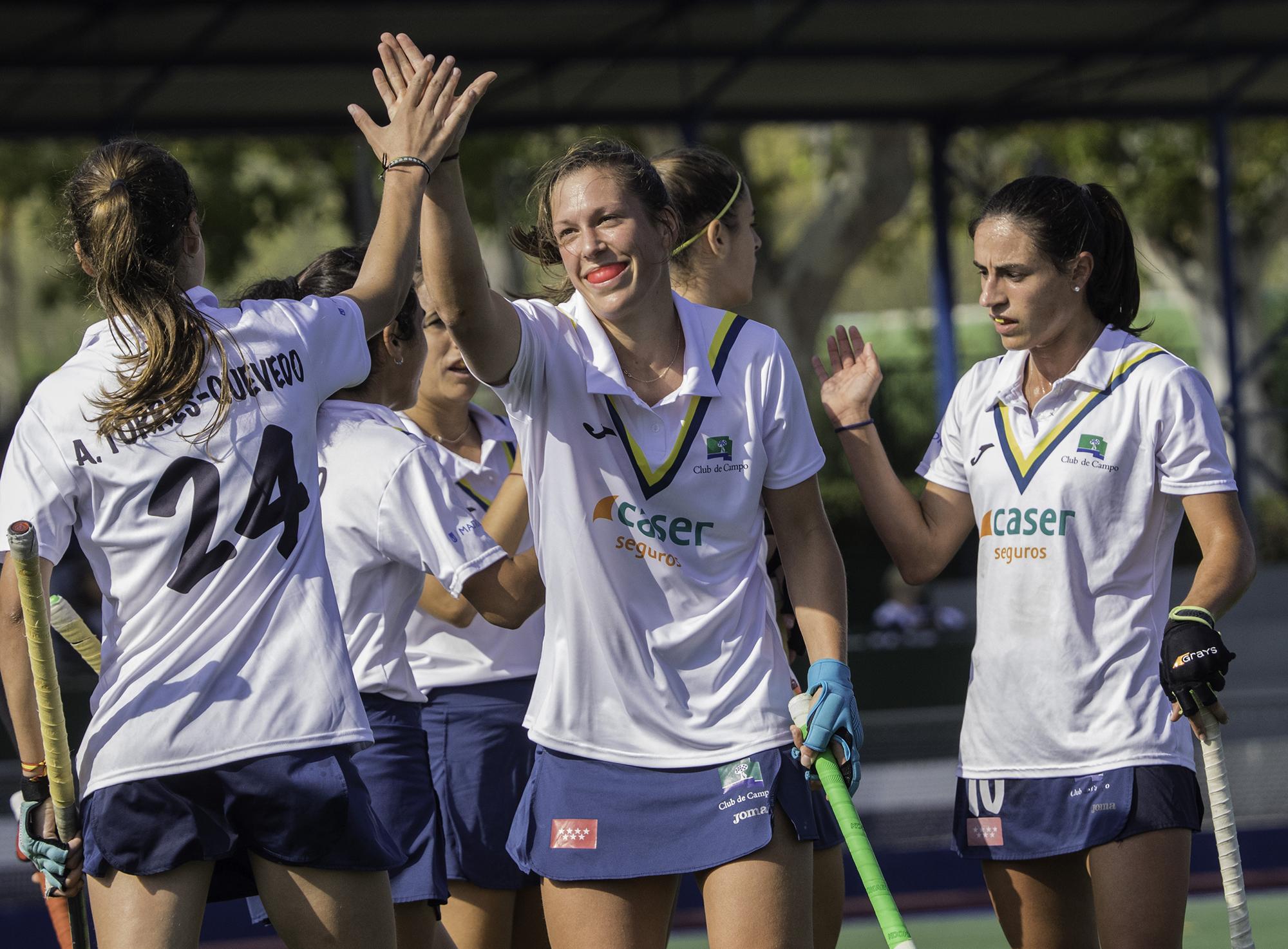 Alejandra Torres-Quevedo felicita a Rebecca Grote junto a Bea Pérez. Foto: Ignacio Monsalve