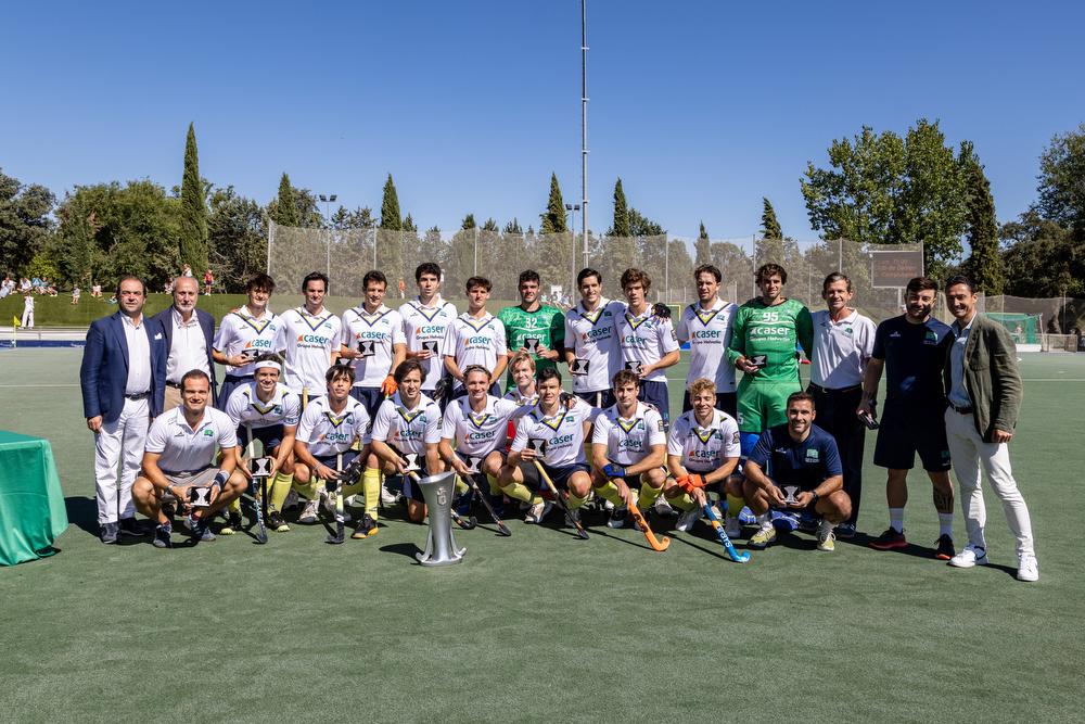 El Club de Campo masculino de hockey, con la copa de campeones de liga. Foto: Miguel Ángel Ros / CCVM