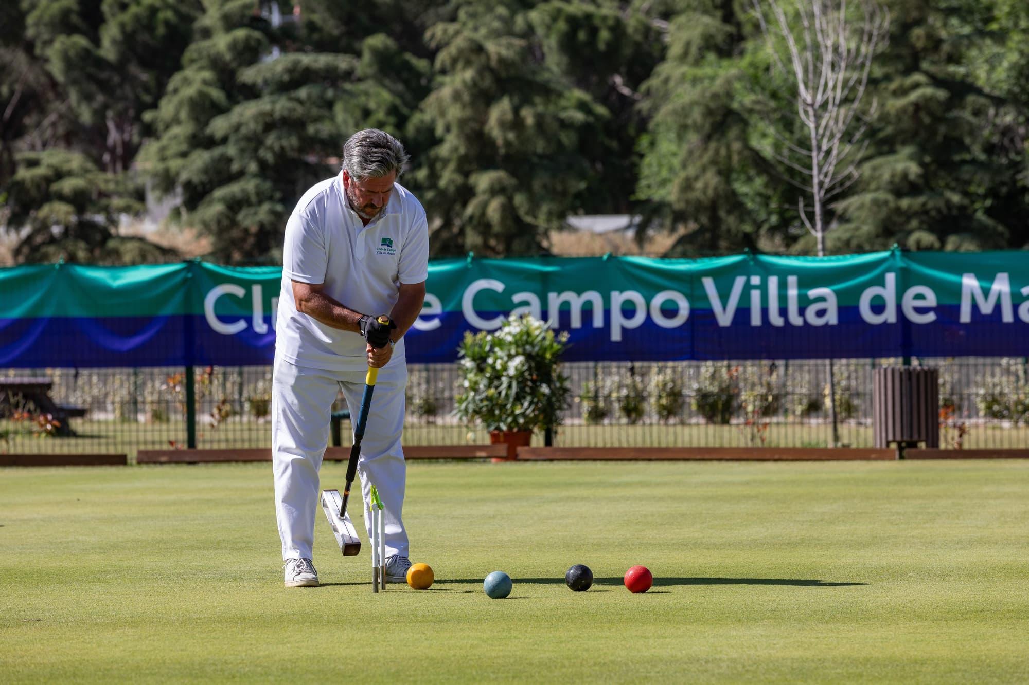 Jugador de croquet, en un torneo disputado en el Club. Foto: Miguel Ángel Ros / CCVM