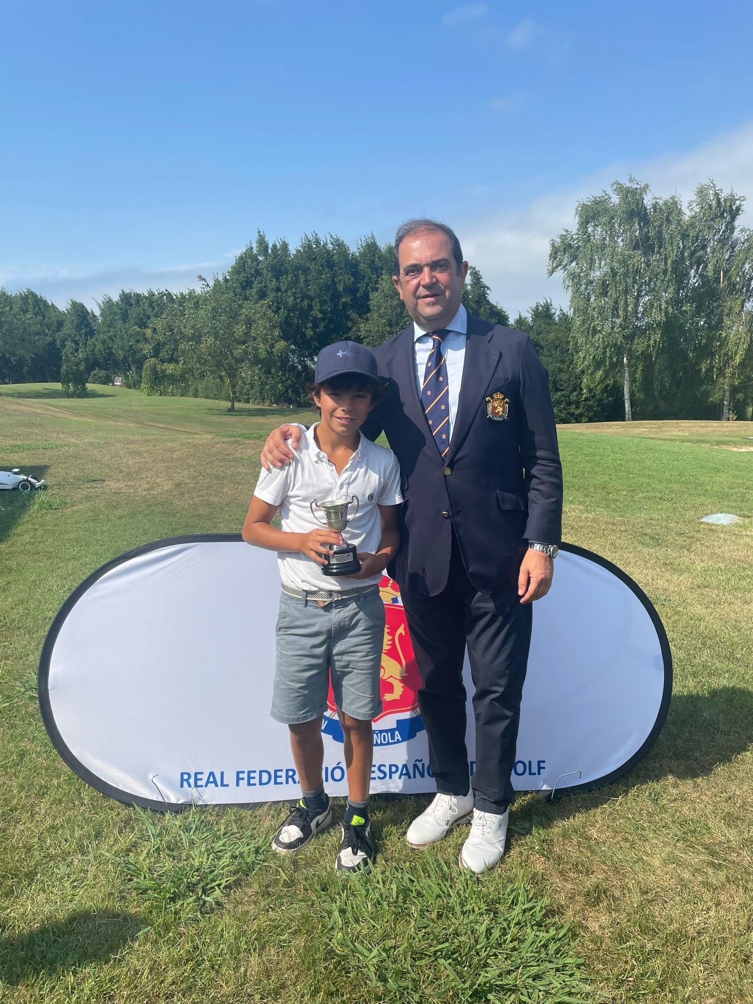El subcampeon de España alevín de P&P, Ignacio Martínez Ferreiro, con el director de Deportes CCVM, Jesús Barrera.