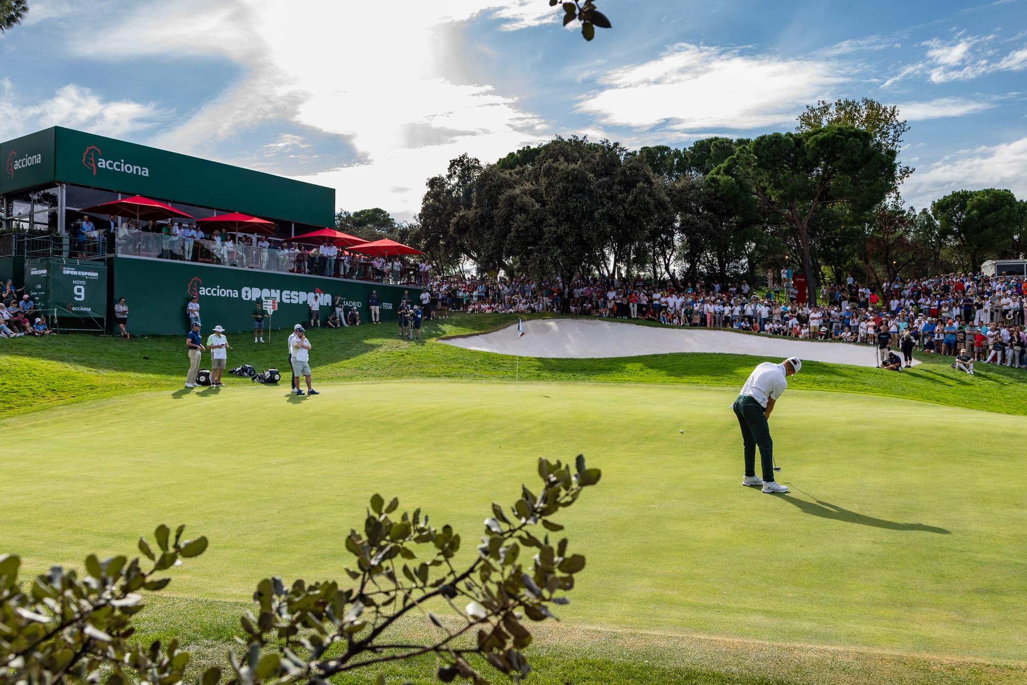 Un jugador ejecuta un putt en el hoyo 9 del del Acciona Open de España presented by Madrid 2023. Foto: Miguel Ángel Ros / CCVM