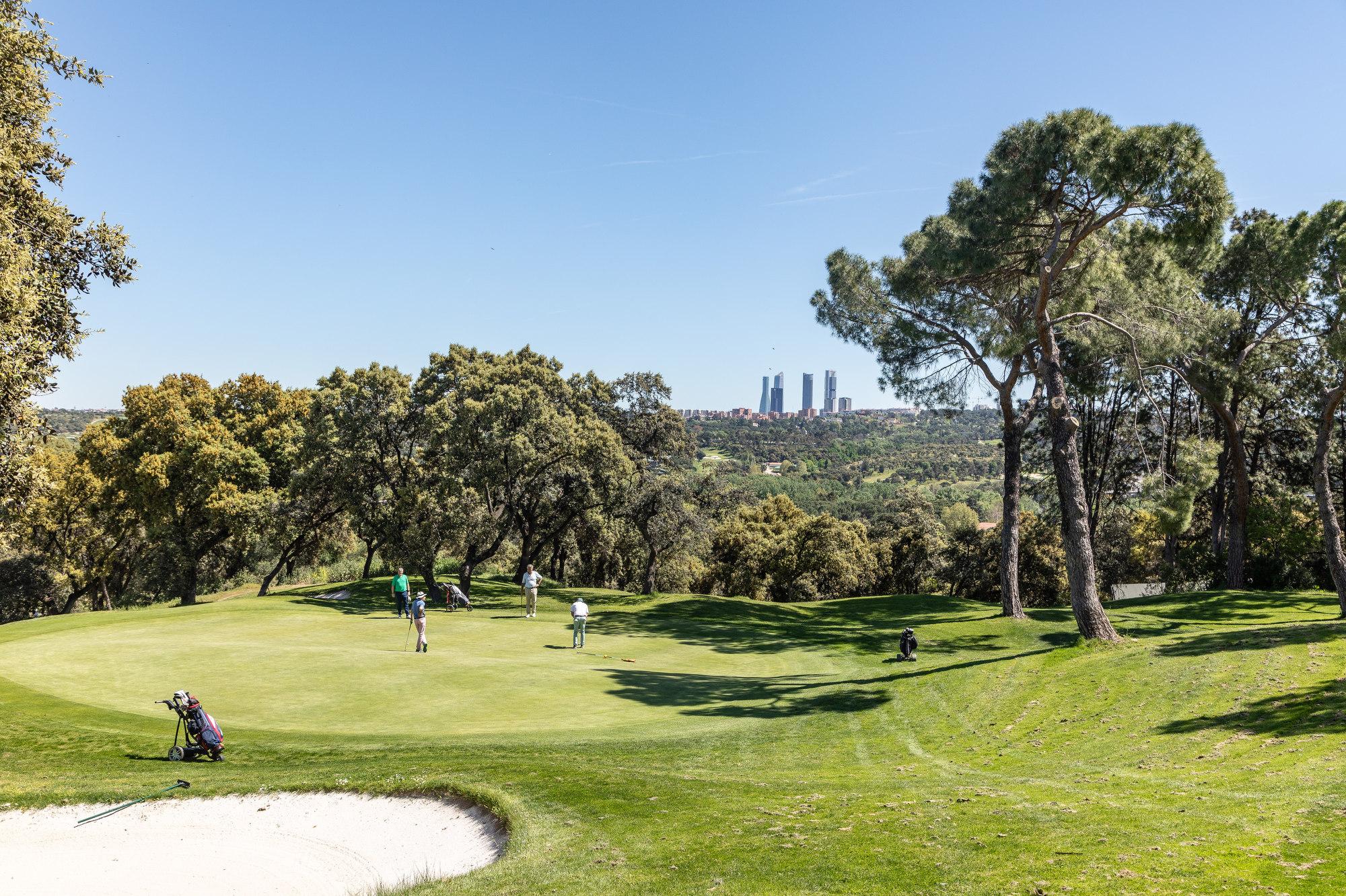 Hoyo 9 del Recorrido Negro de golf del Club de Campo Villa de Madrid. Foto: Miguel Ángel Ros / CCVM