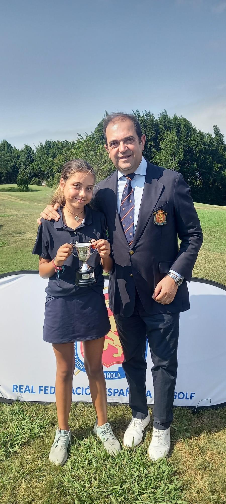 La subcampeona de España alevín de P&P, Alejandra Fernández-Olano Vilariño, con el director de Deportes CCVM, Jesús Barrera.