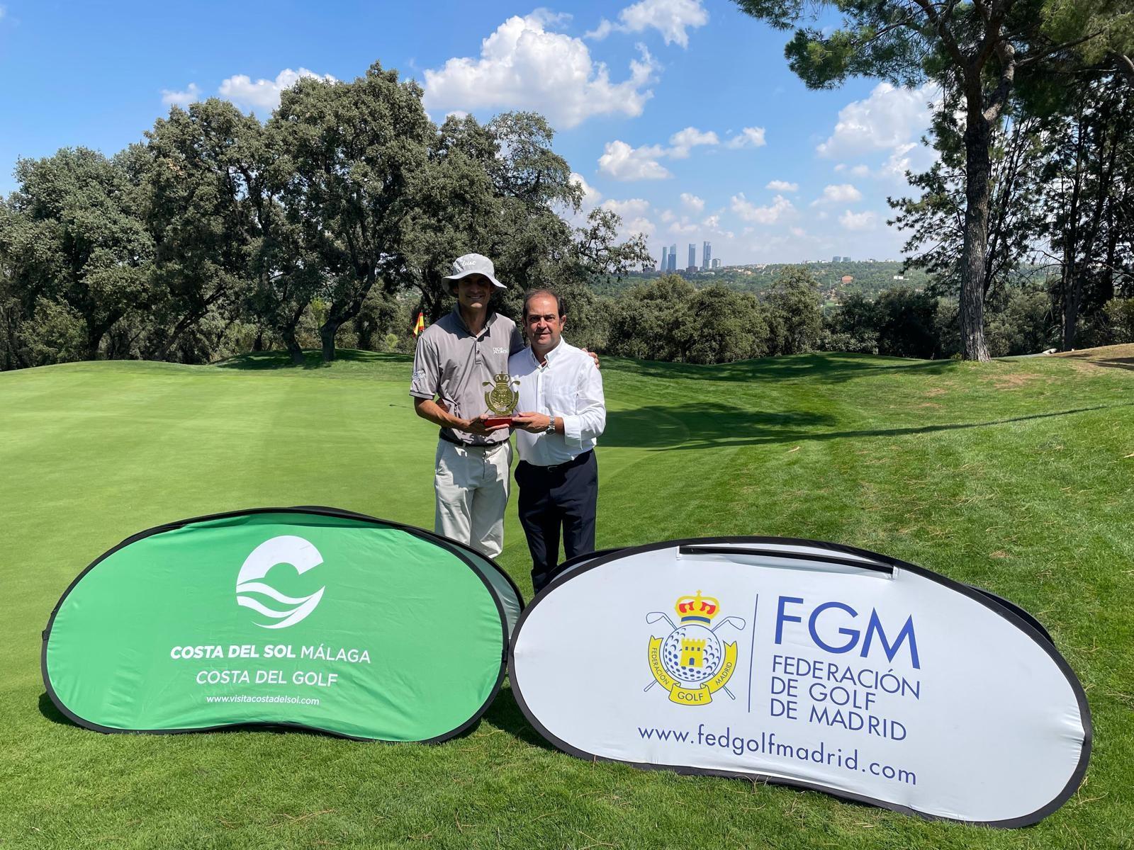 El golfista Pedro Oriol (izda.) recibe el trofeo de campeón en el Club de manos del director de Deportes, Jesús Barrera.