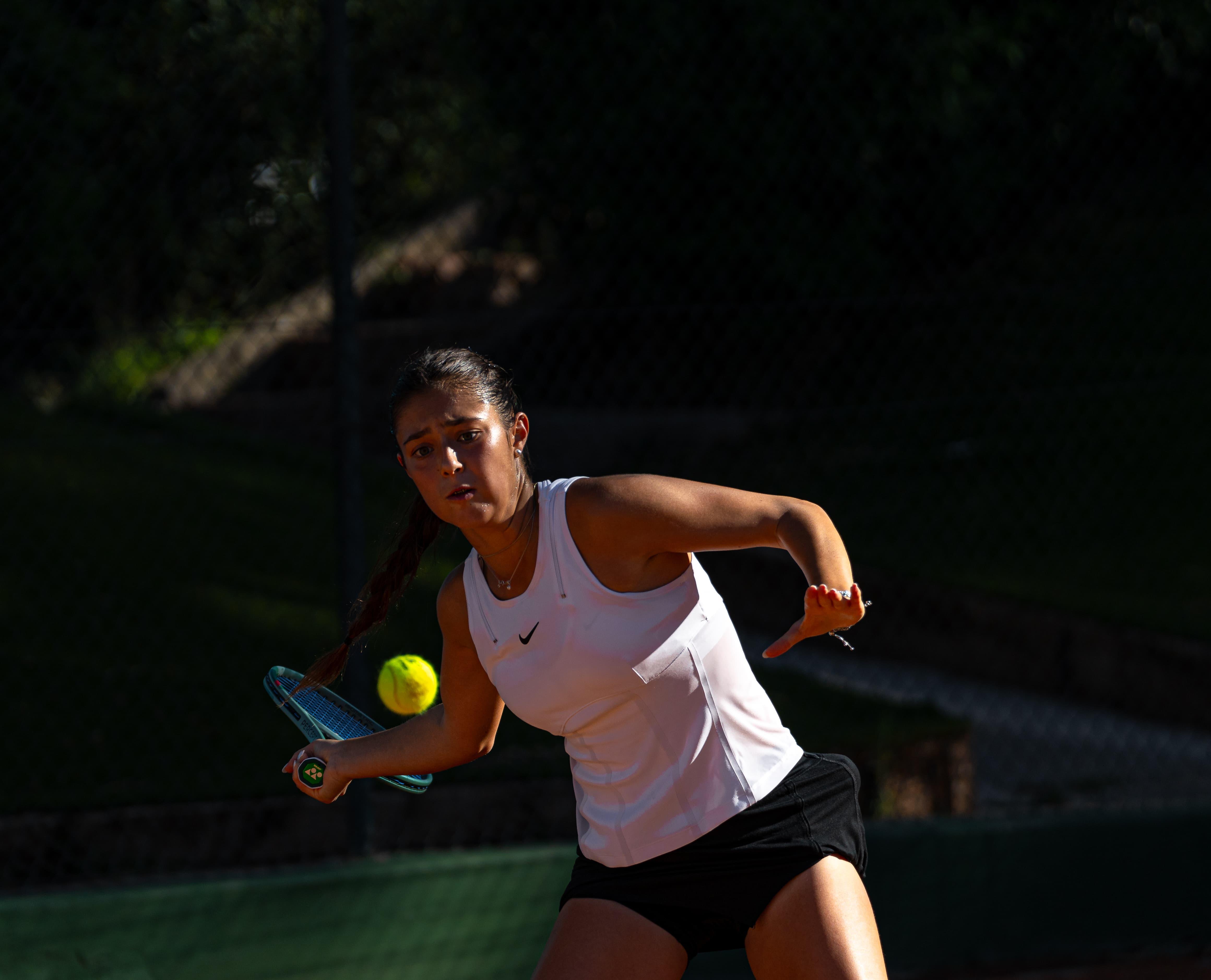 La campeona, Daría Grigore, golpea de derechas.