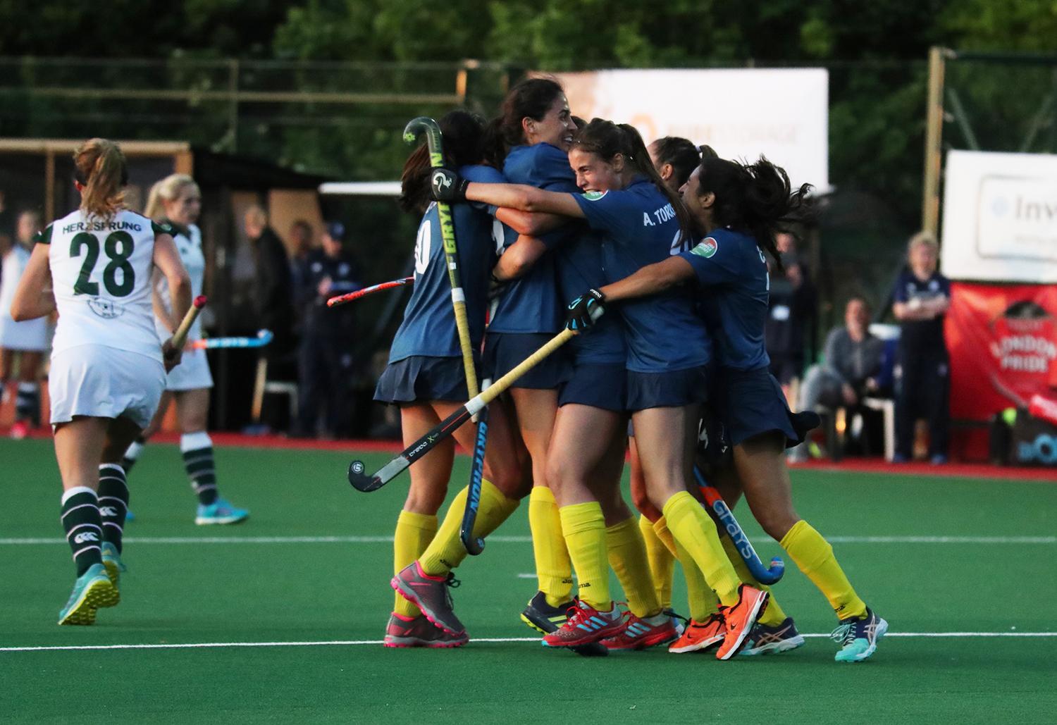 Las jugadoras abrazan a Rebecca Grote tras el segundo gol. Foto: Stefan Deems