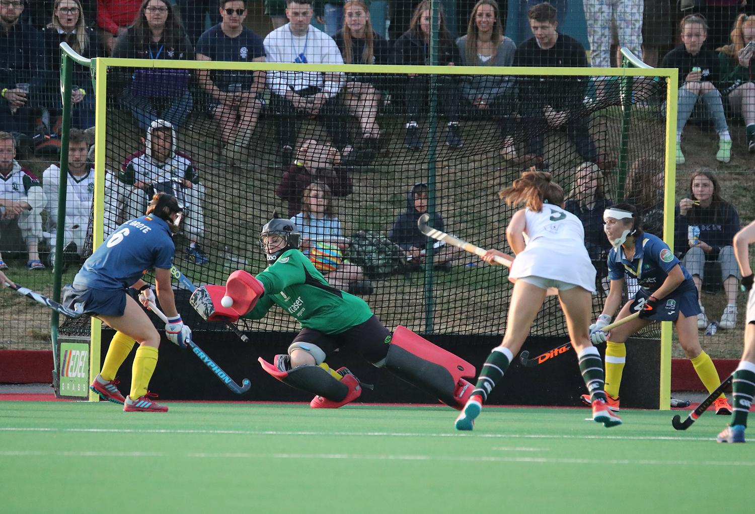 Mari Ruiz despeja un penalti córner rematado por Giselle Ansley. Foto: Stefan Deems