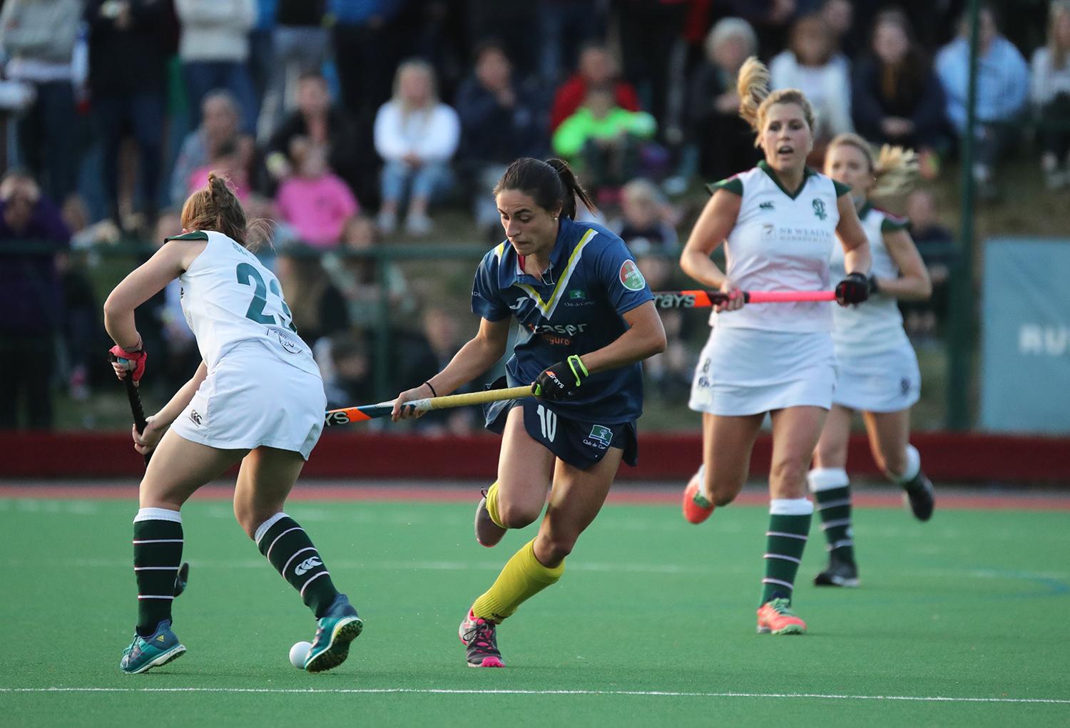 Bea Pérez pelea una bola con Alice Sharp. Foto: Stefan Deems